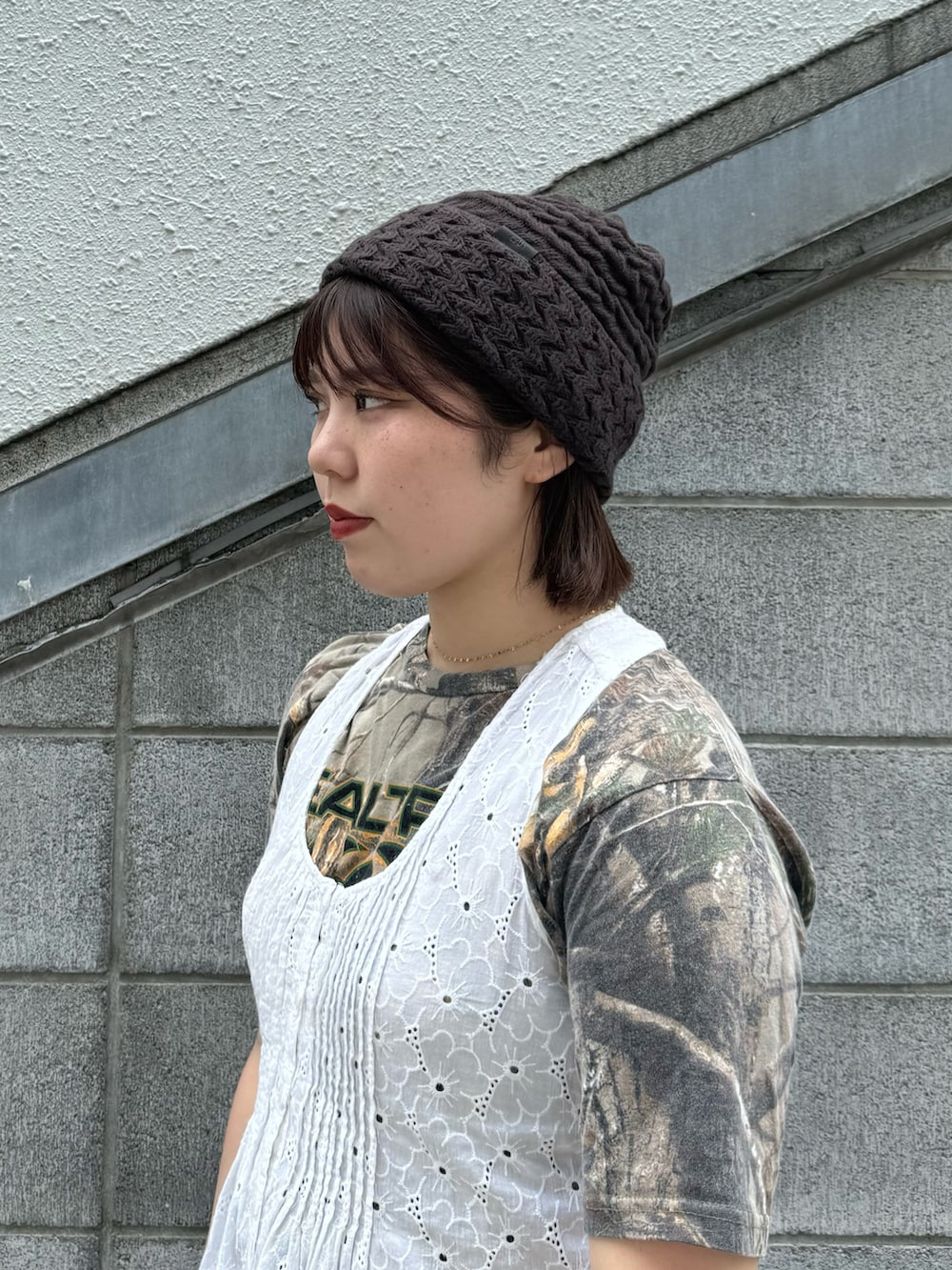 ホワイト系のサンダル、ブルー系のニットキャップ/ビーニー、ブラウン系のニットキャップ/ビーニーを着用したレディースの夏コーディネートの2枚目の写真