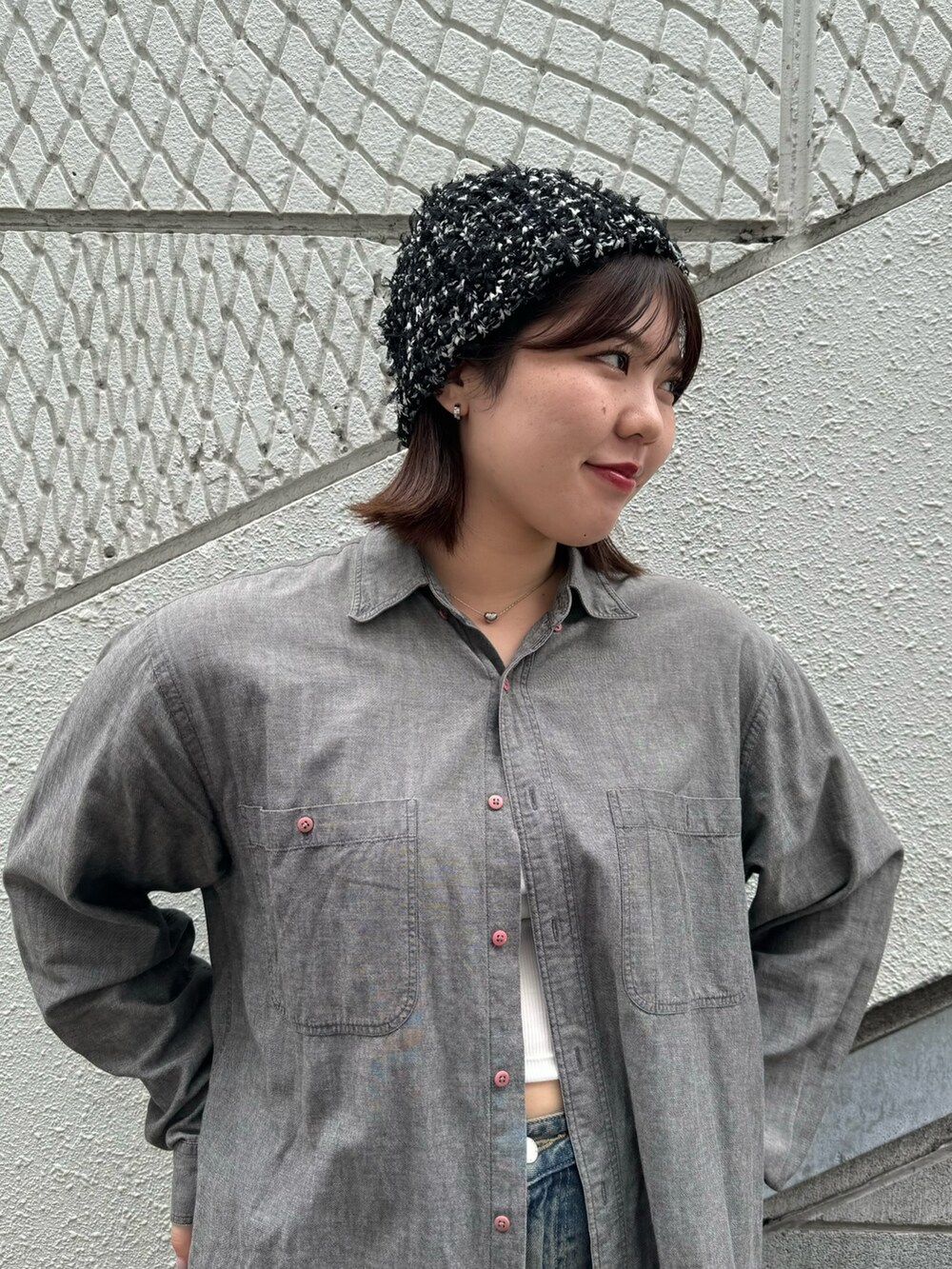 ブラック系のニットキャップ/ビーニーを着用したレディースの秋コーディネートの2枚目の写真