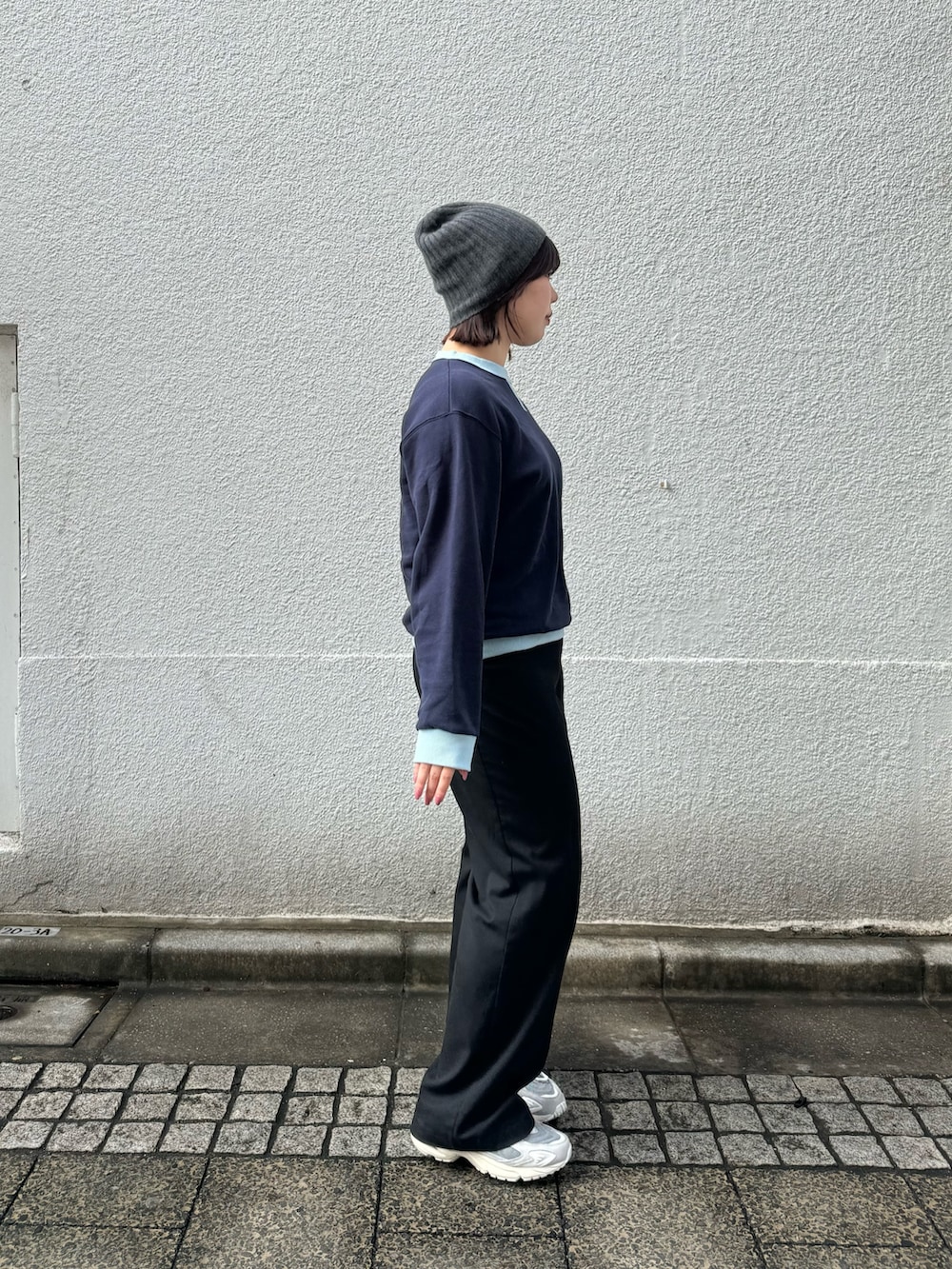 「arth、OVERRIDE、ビーニー、帽子、ニット帽、パーカー、トレーナー、スラックス、黒パンツ、スニーカー、New Balance、ネイビー、秋コーデ、ZARA、シンプルスタイル」｜「arthのarth  Cashmere Rib Beanie / アース（ニットキャップ/ビーニー、グレー系）」を使った、aoiさん（レディース・167cm）の秋コーディネートの2枚目の写真