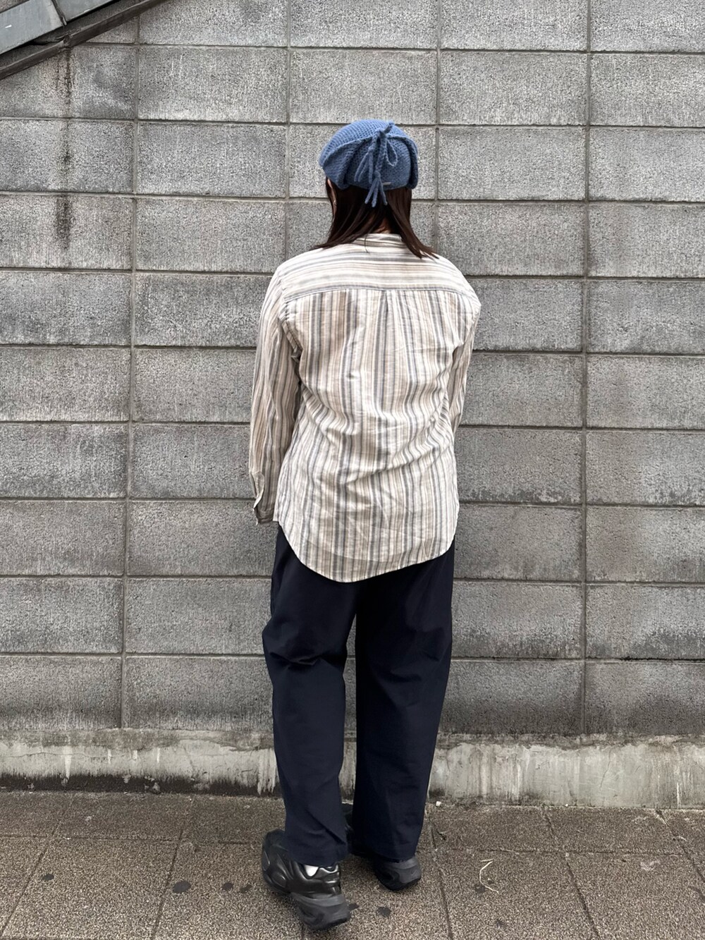 ブルー系のハンチング/ベレー帽を着用したレディースの秋コーディネートの2枚目の写真