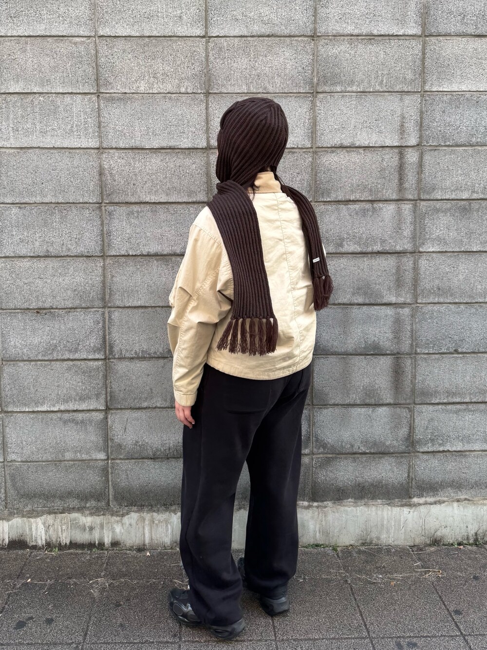 ブラウン系のニットキャップ/ビーニーを着用したレディースの秋コーディネートの2枚目の写真