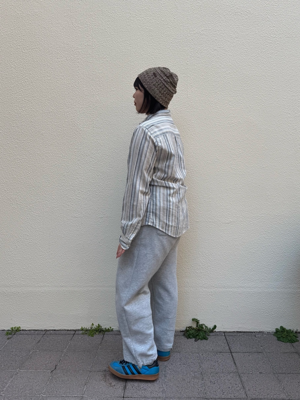 ベージュ系のニットキャップ/ビーニーを着用したレディースの冬コーディネートの2枚目の写真