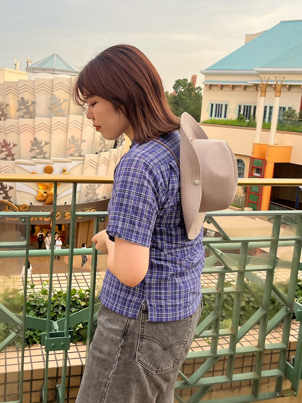 ブラック系のサンダル、グレー系のハットを着用したレディースの夏コーディネートの2枚目の写真