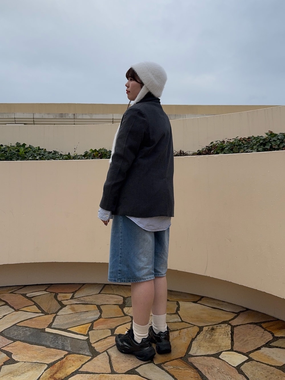 グレー系のテーラードジャケット、グレー系のハットを着用したレディースの秋コーディネートの2枚目の写真