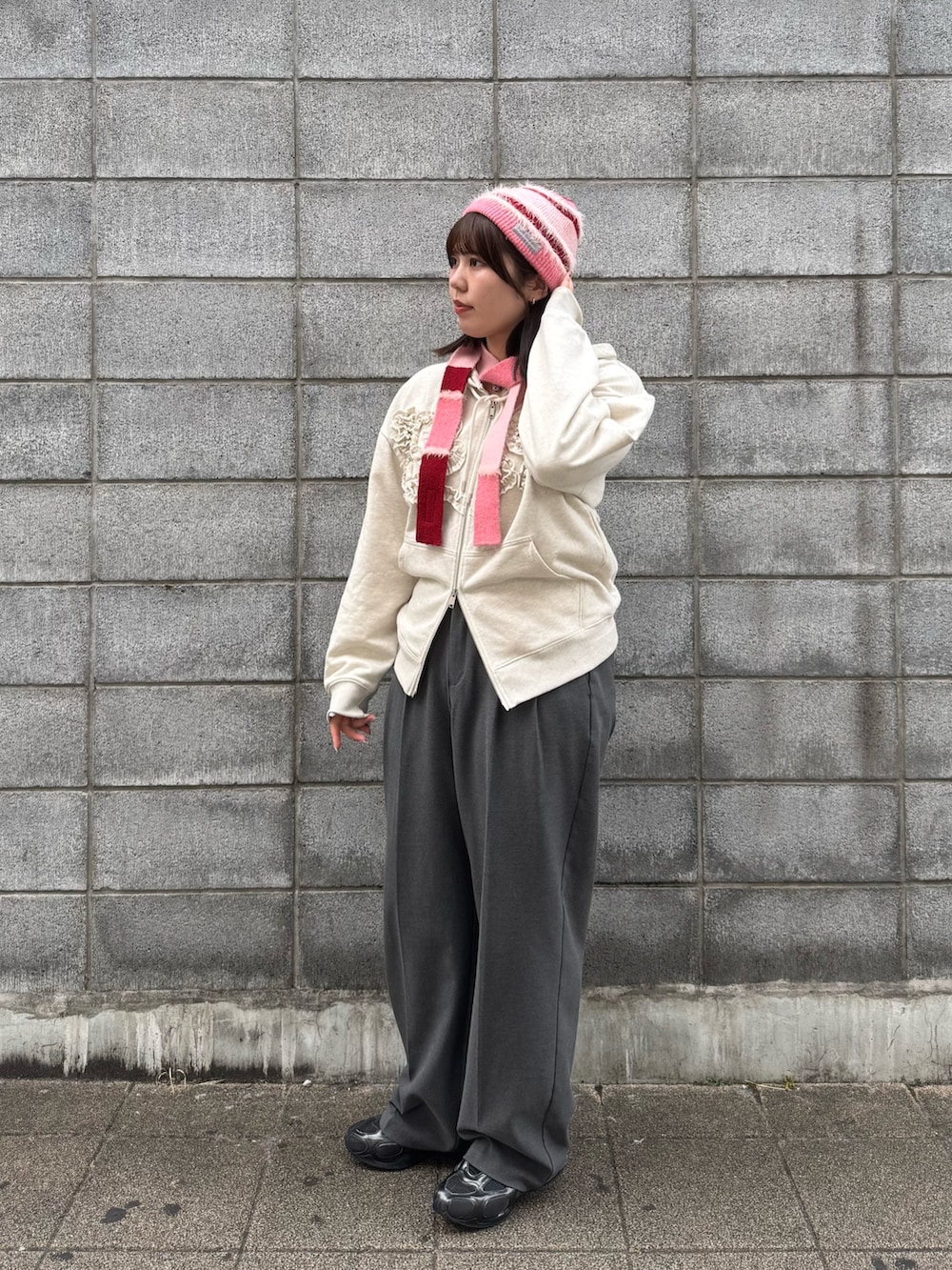 ピンク系のニットキャップ/ビーニーを着用したレディースの秋コーディネートの2枚目の写真