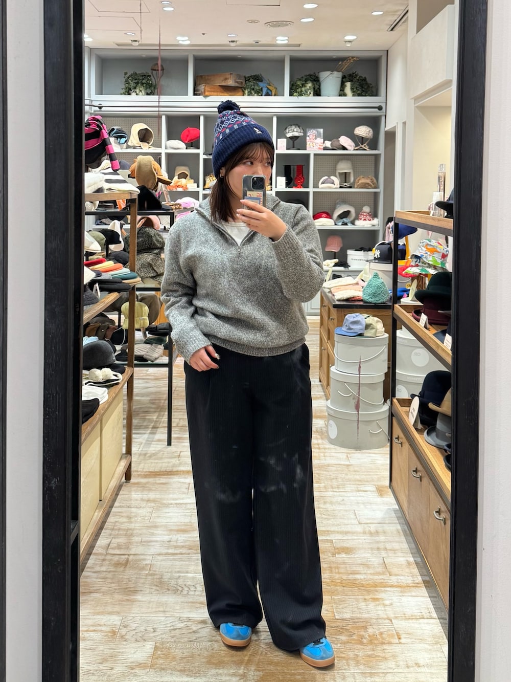 ブルー系のニットキャップ/ビーニーを着用したレディースの秋コーディネートの2枚目の写真