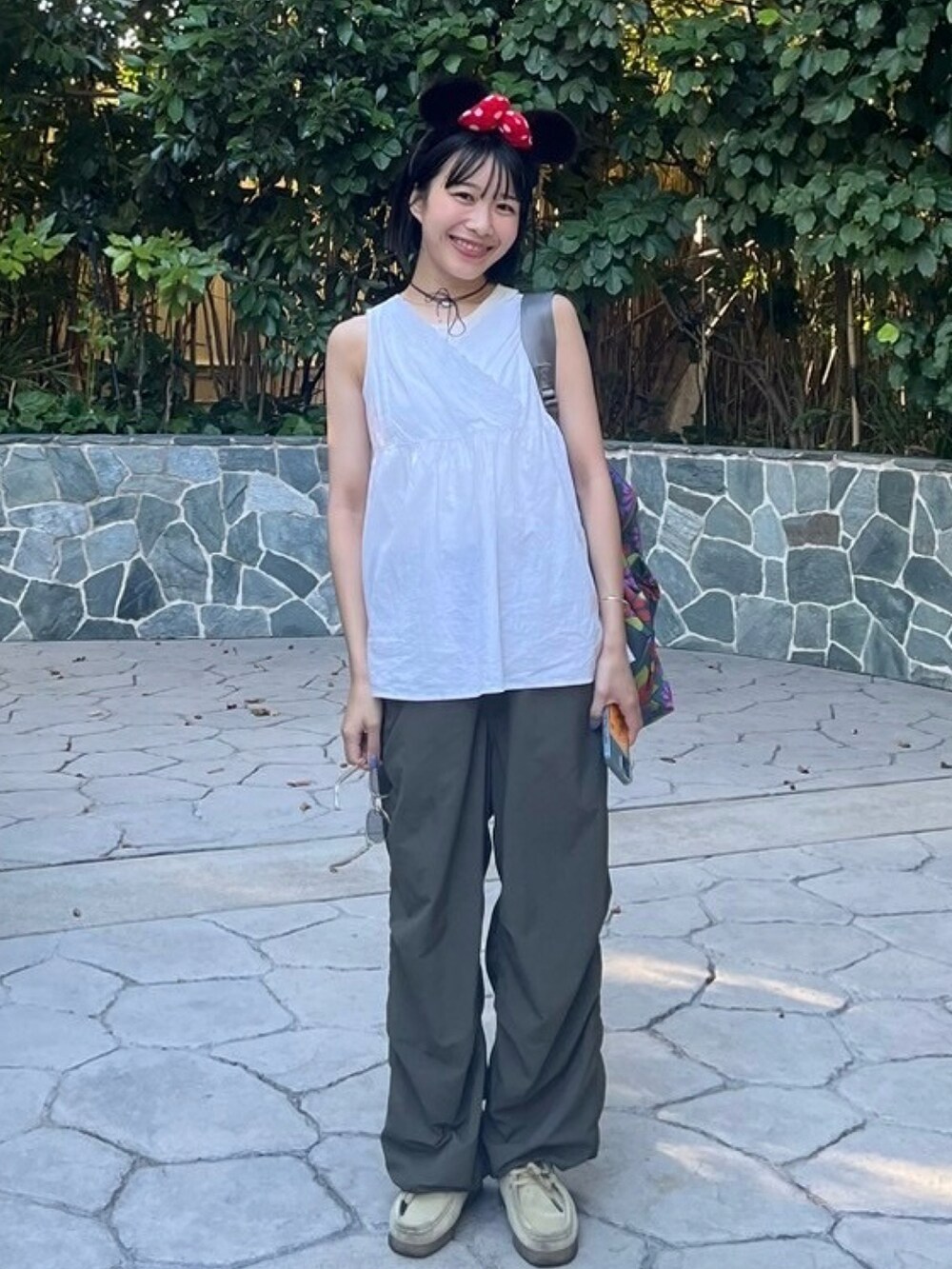 その他のバックパック/リュック、ベージュ系のモカシン/デッキシューズを着用したレディースの秋コーディネートの2枚目の写真