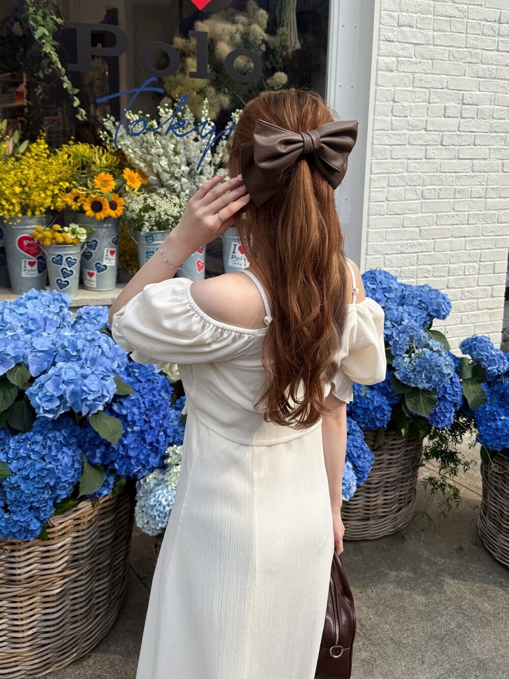 ホワイト系のワンピース、ホワイト系のサンダルを着用したレディースの夏コーディネートの3枚目の写真