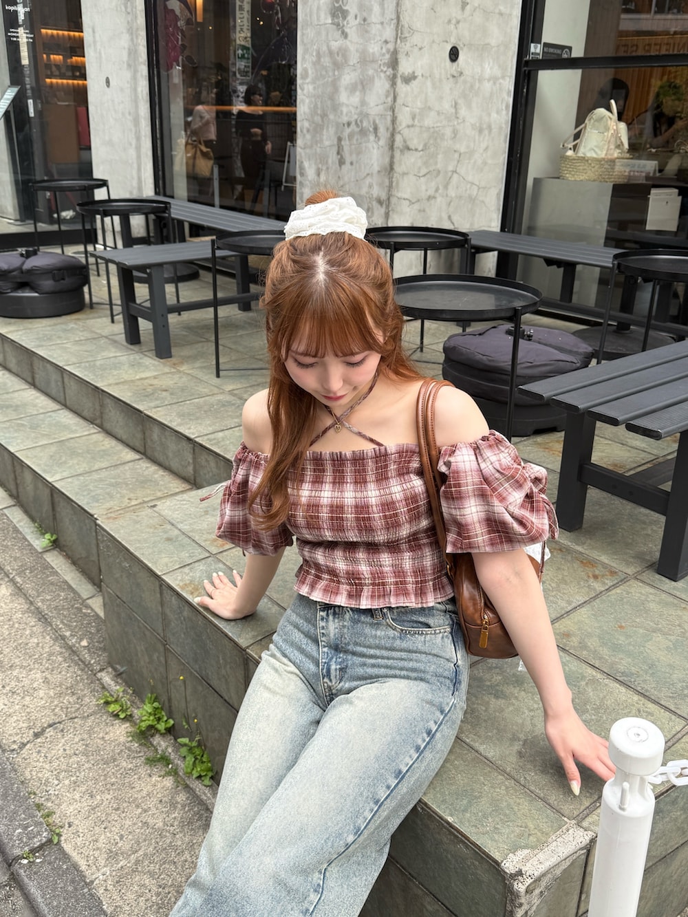 ブルー系のデニムパンツ、ブラウン系のシャツ/ブラウス、ブラック系のパンプスを着用したレディースの春コーディネートの5枚目の写真