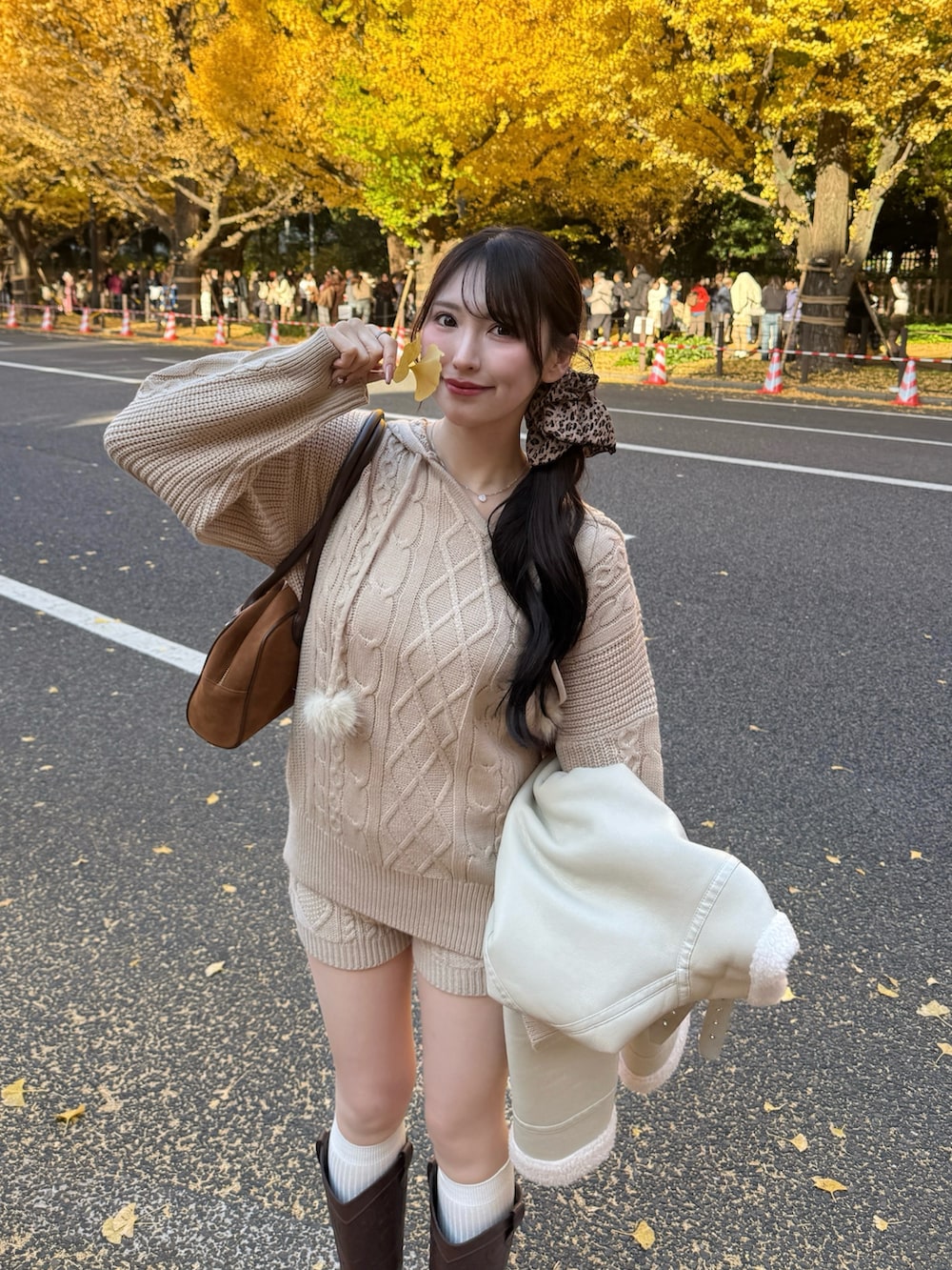 ベージュ系のパーカー、ベージュ系のその他パンツ、イエロー系のハンドバッグを着用したレディースの冬コーディネートの4枚目の写真