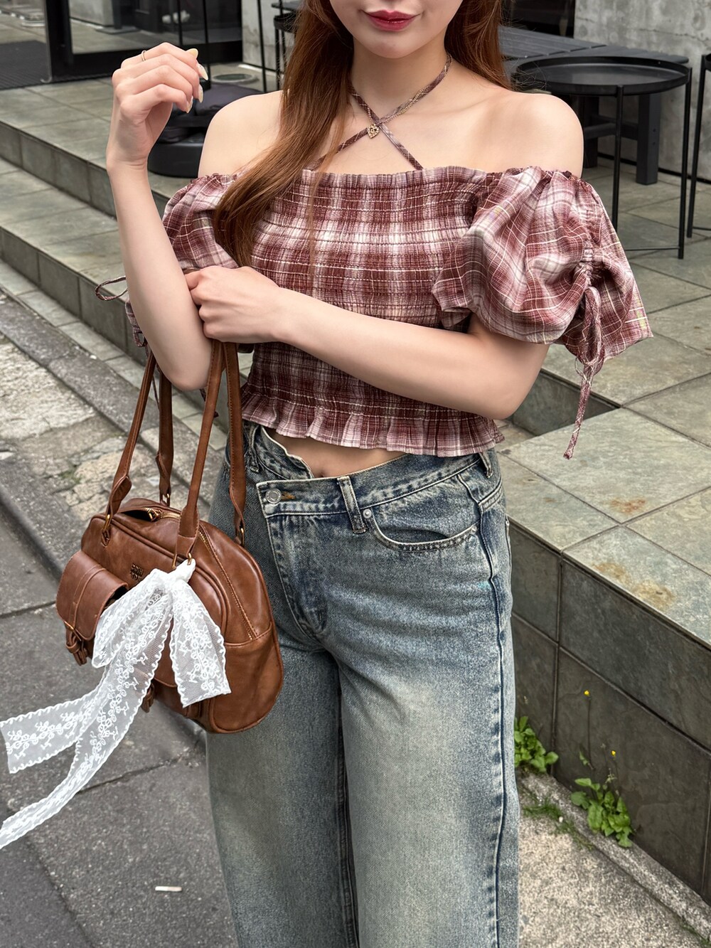 ブルー系のデニムパンツ、ブラウン系のシャツ/ブラウス、ブラック系のパンプスを着用したレディースの春コーディネートの4枚目の写真