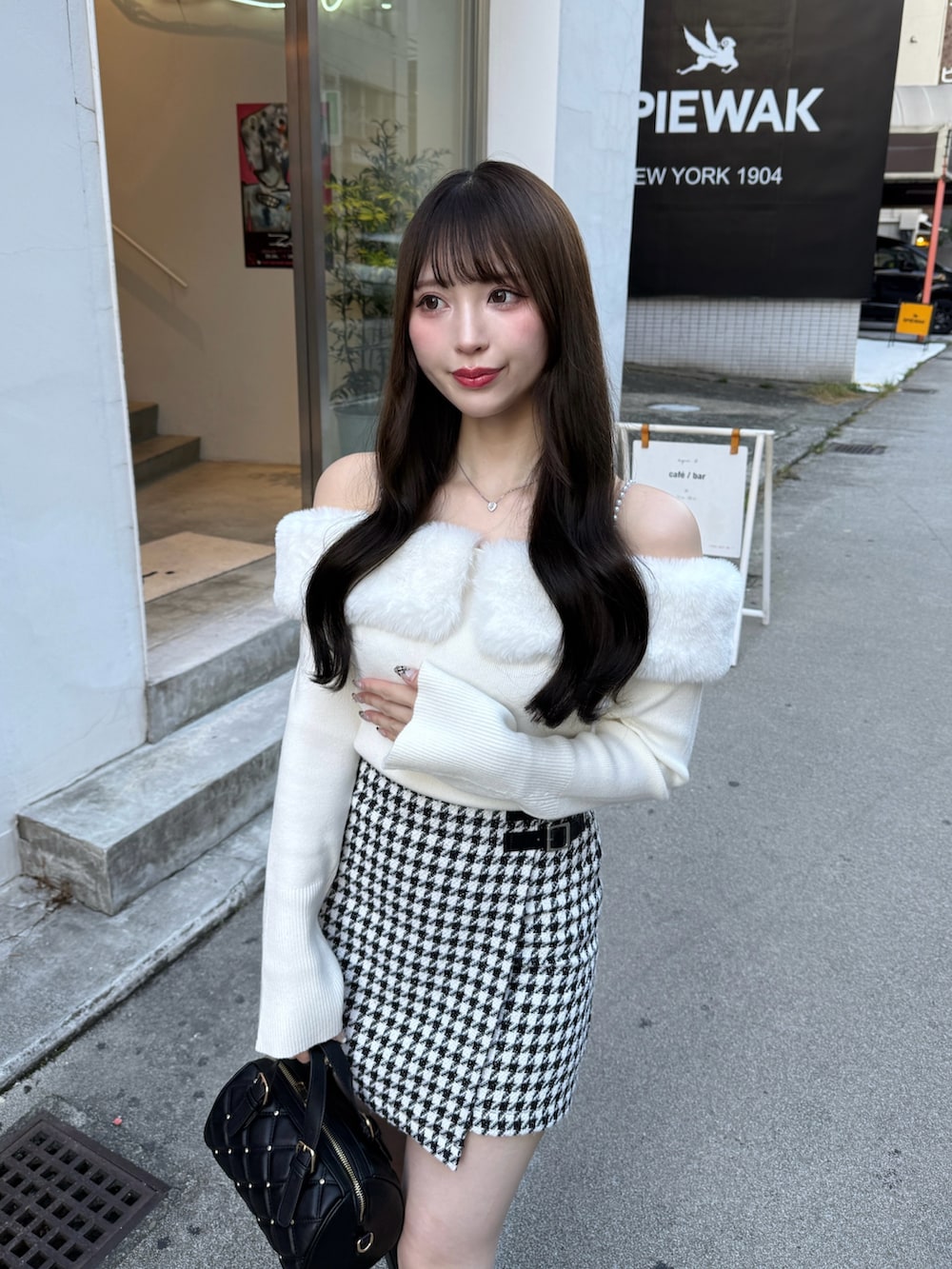 その他のスカート、ホワイト系のニット/セーター、ブラック系のブーツを着用したレディースの秋コーディネートの4枚目の写真