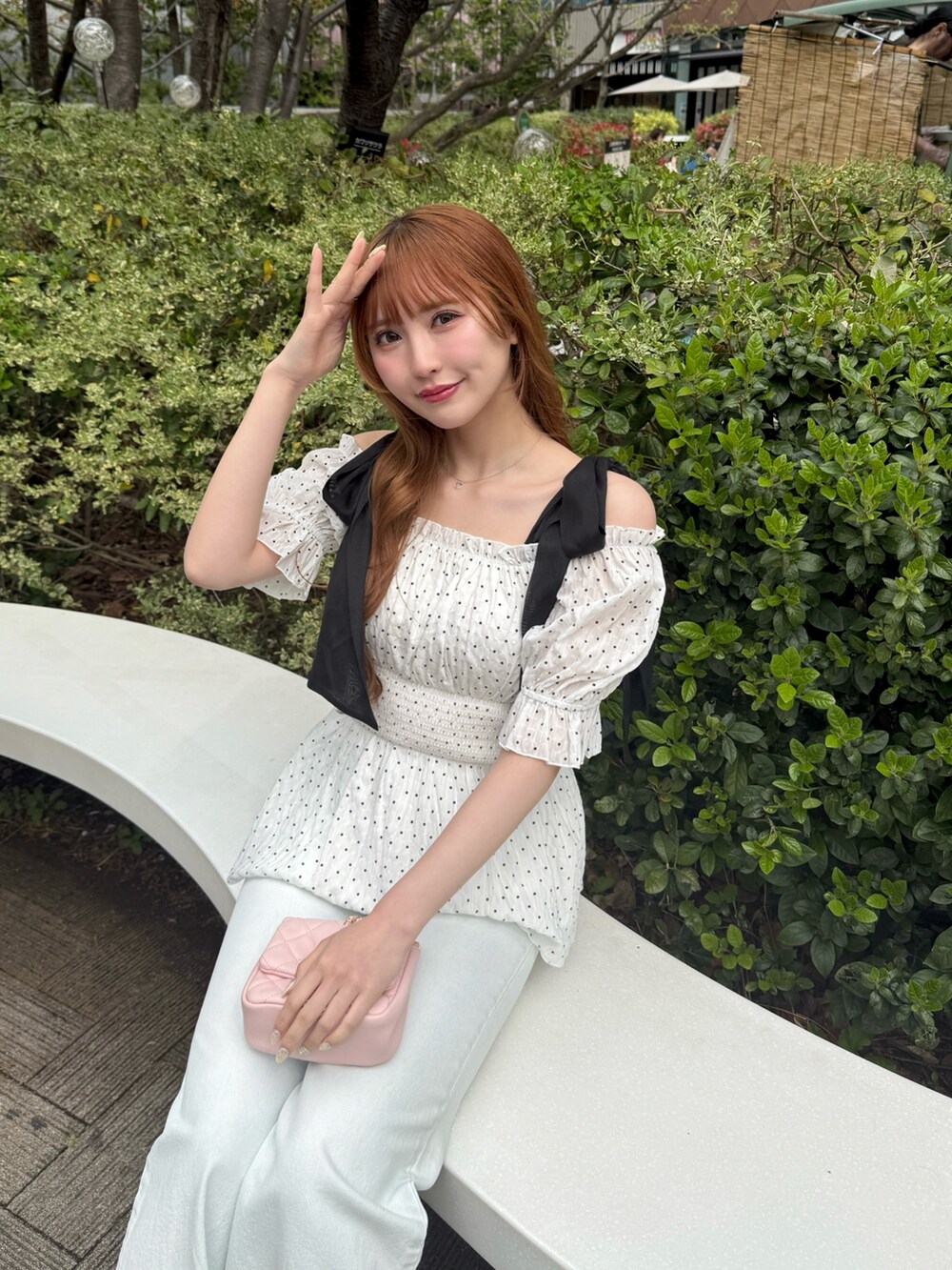 その他のトップス、ブルー系のデニムパンツ、ホワイト系のサンダルを着用したレディースの春コーディネートの4枚目の写真