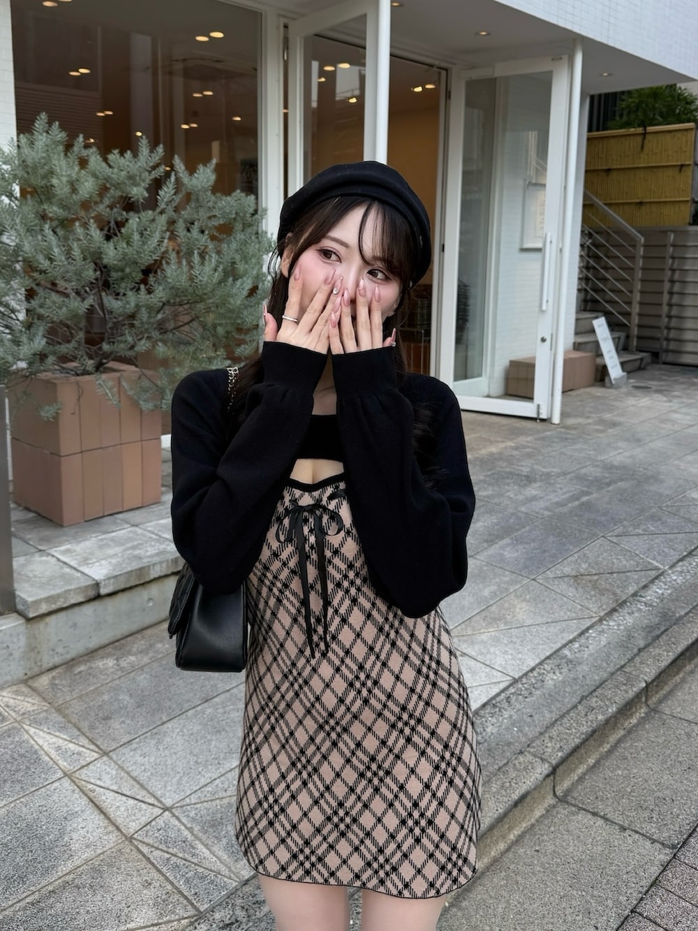 ベージュ系のワンピース、ブラック系のショルダーバッグ、ブラック系のハンチング/ベレー帽を着用したレディースの秋コーディネートの4枚目の写真