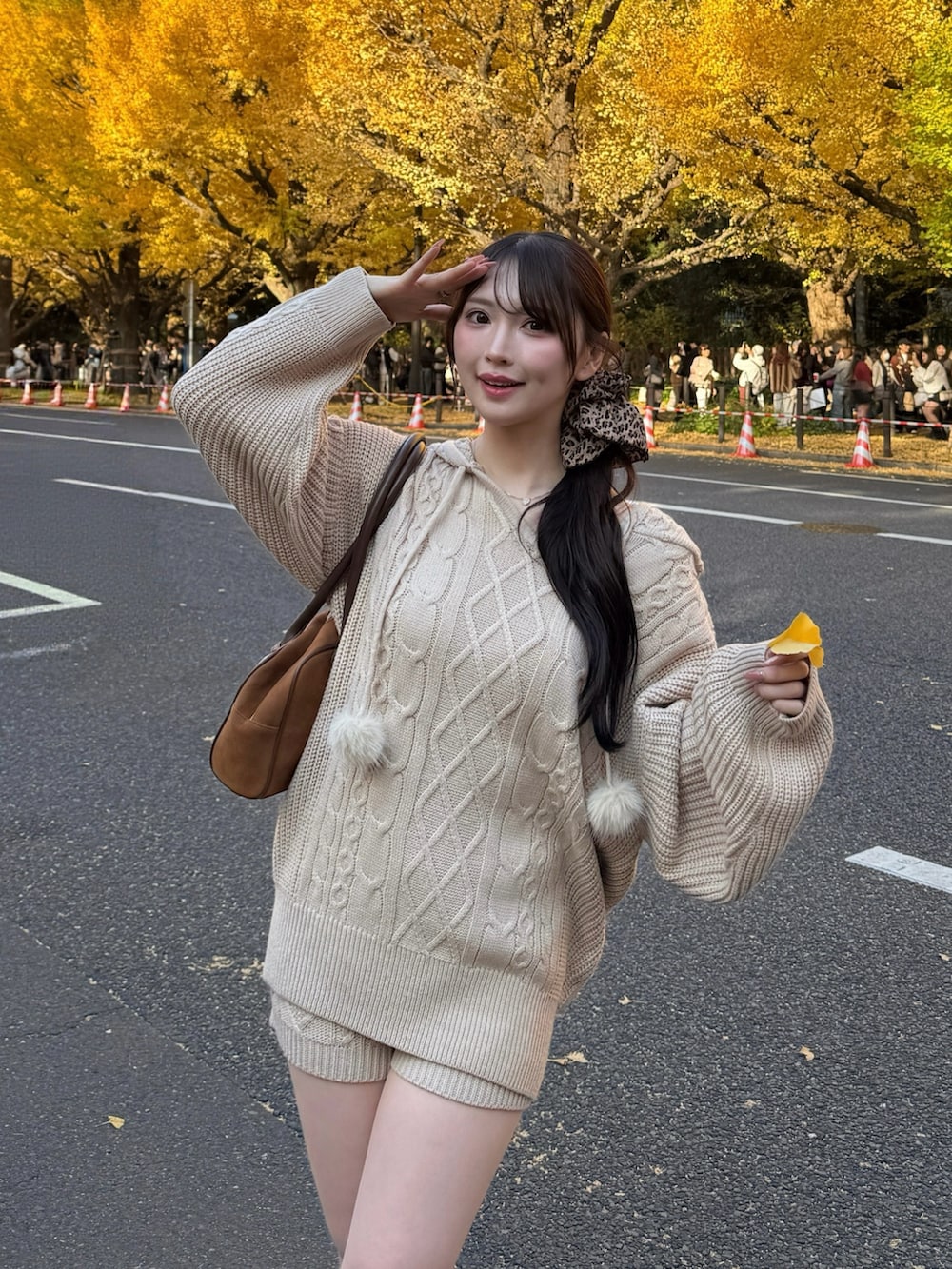 ベージュ系のパーカー、ベージュ系のその他パンツ、イエロー系のハンドバッグを着用したレディースの冬コーディネートの2枚目の写真