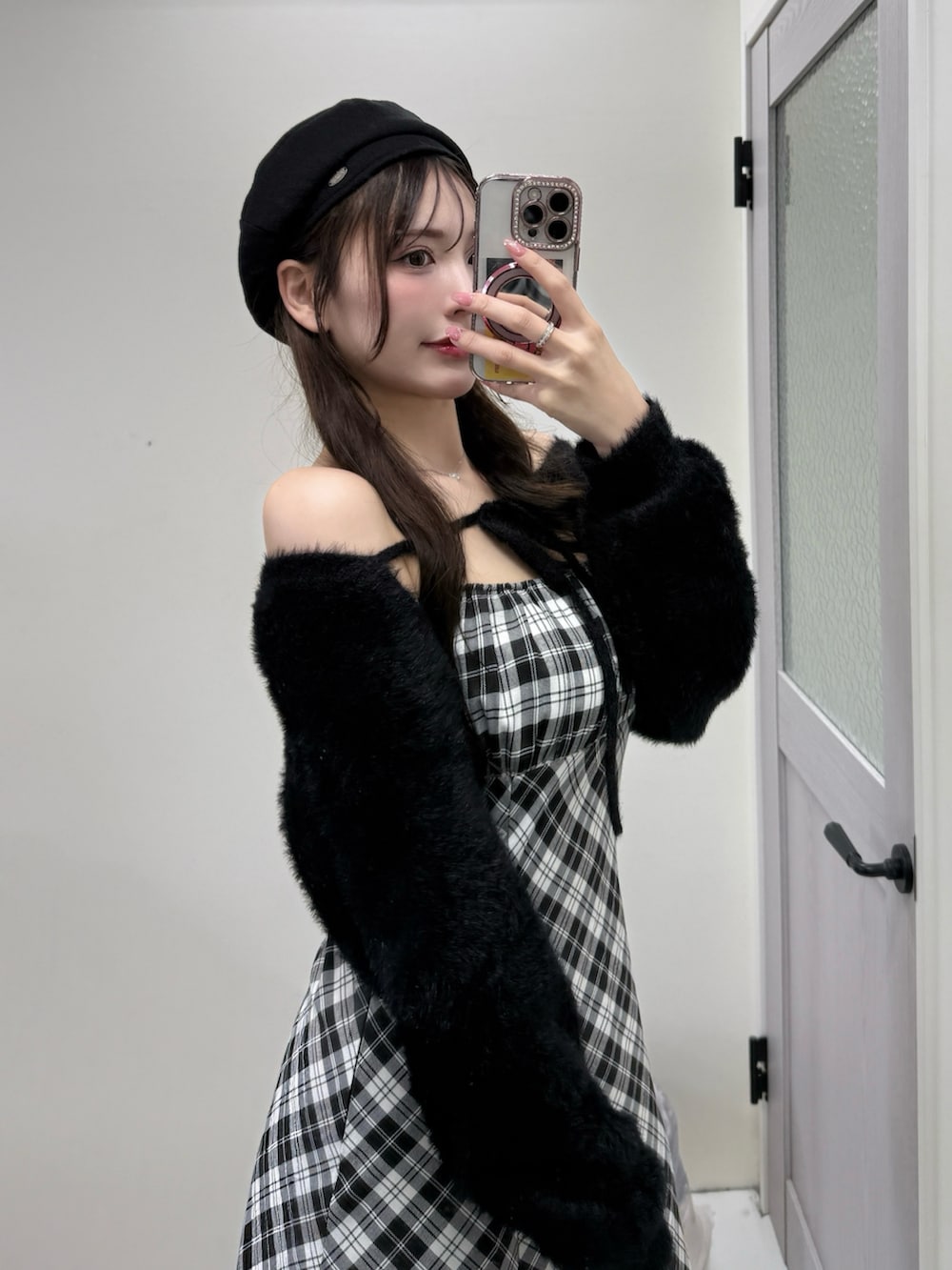 ブラック系のショルダーバッグ、ブラック系のワンピース、ブラック系のブーツを着用したレディースの秋コーディネートの2枚目の写真