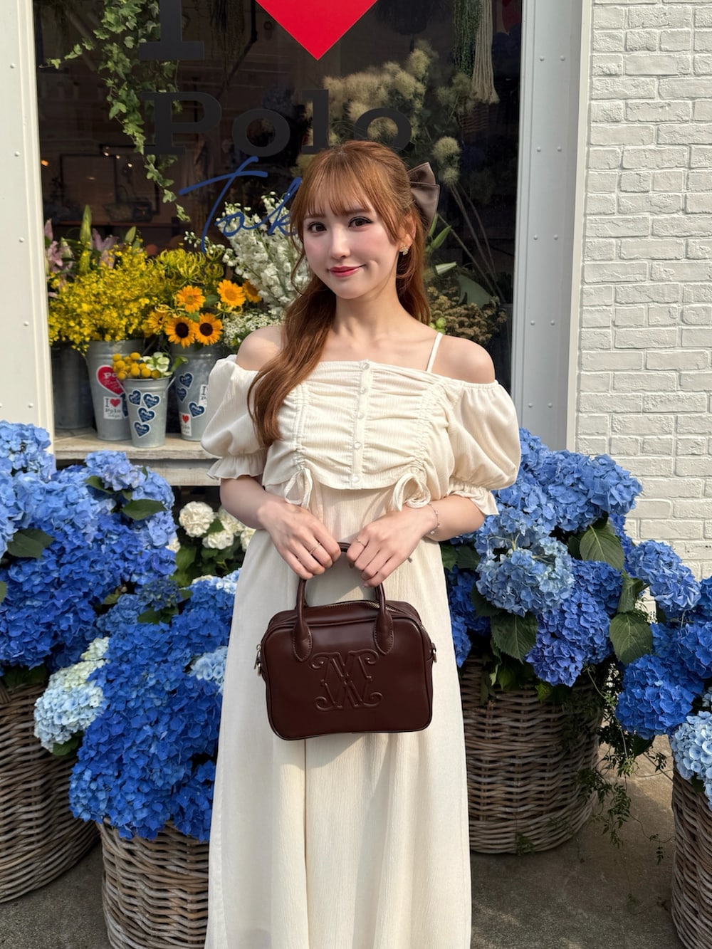 ホワイト系のワンピース、ホワイト系のサンダルを着用したレディースの夏コーディネートの2枚目の写真