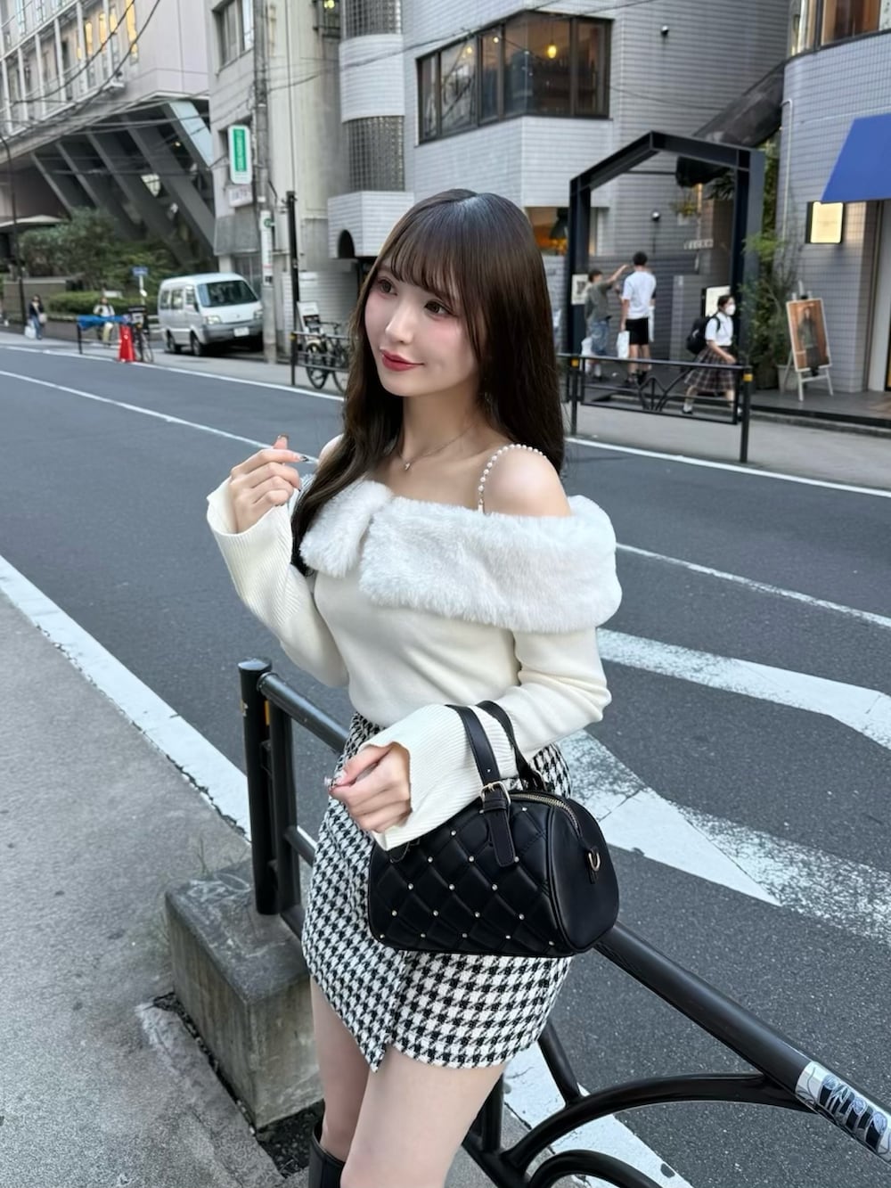 その他のスカート、ホワイト系のニット/セーター、ブラック系のブーツを着用したレディースの秋コーディネートの3枚目の写真