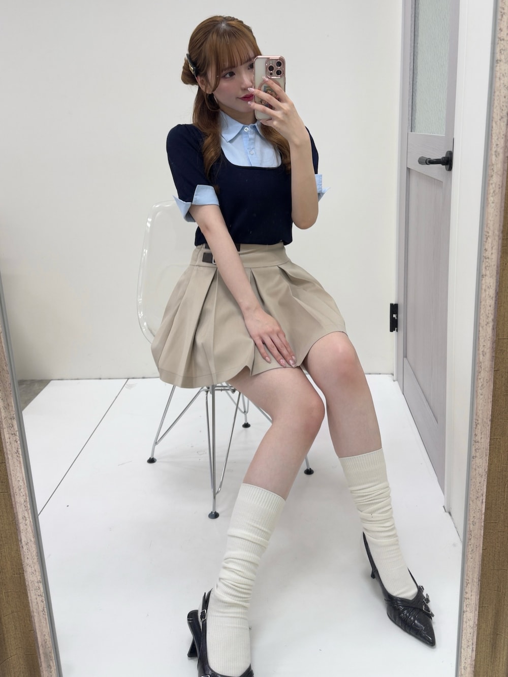 ベージュ系のスカート、ブラック系のパンプス、ブラウン系のボストンバッグを着用したレディースの春コーディネートの2枚目の写真