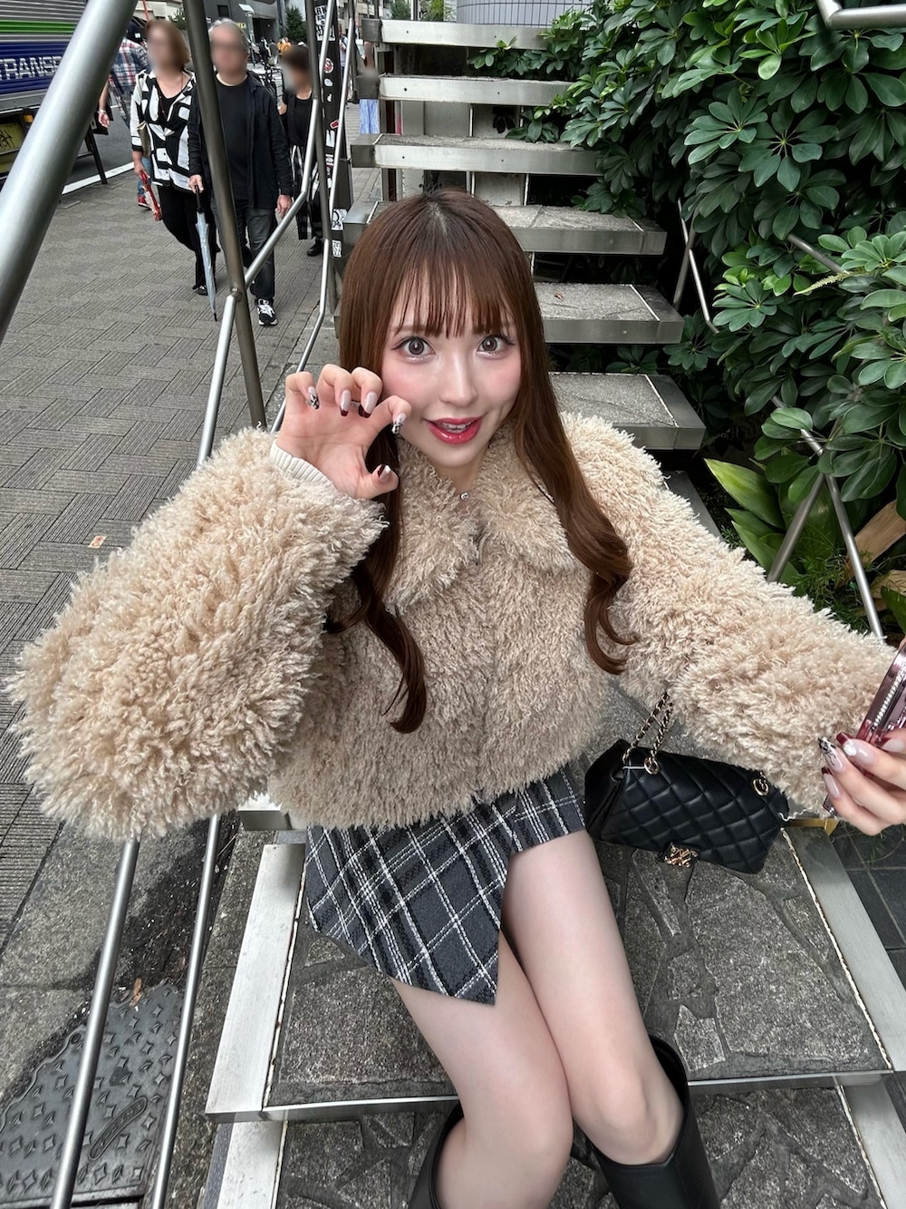 ベージュ系のブルゾン、ブラック系のショルダーバッグ、グレー系のスカートを着用したレディースの秋コーディネートの4枚目の写真