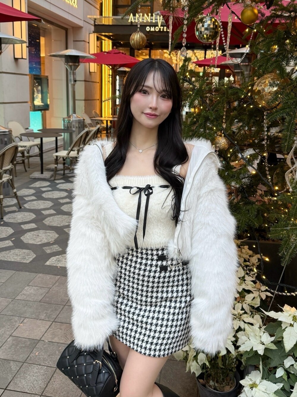 その他のスカート、ホワイト系のカーディガン/ボレロ、ホワイト系のブルゾンを着用したレディースの冬コーディネートの2枚目の写真