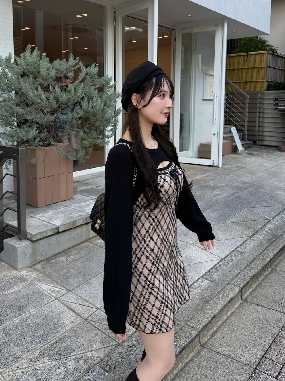 ベージュ系のワンピース、ブラック系のショルダーバッグ、ブラック系のハンチング/ベレー帽を着用したレディースの秋コーディネートの5枚目の写真