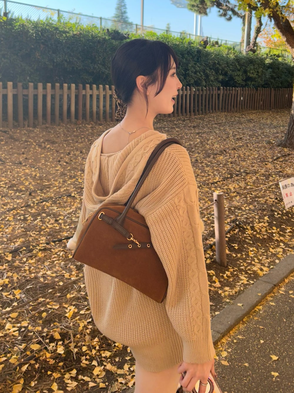 ベージュ系のパーカー、ベージュ系のその他パンツ、イエロー系のハンドバッグを着用したレディースの冬コーディネートの3枚目の写真