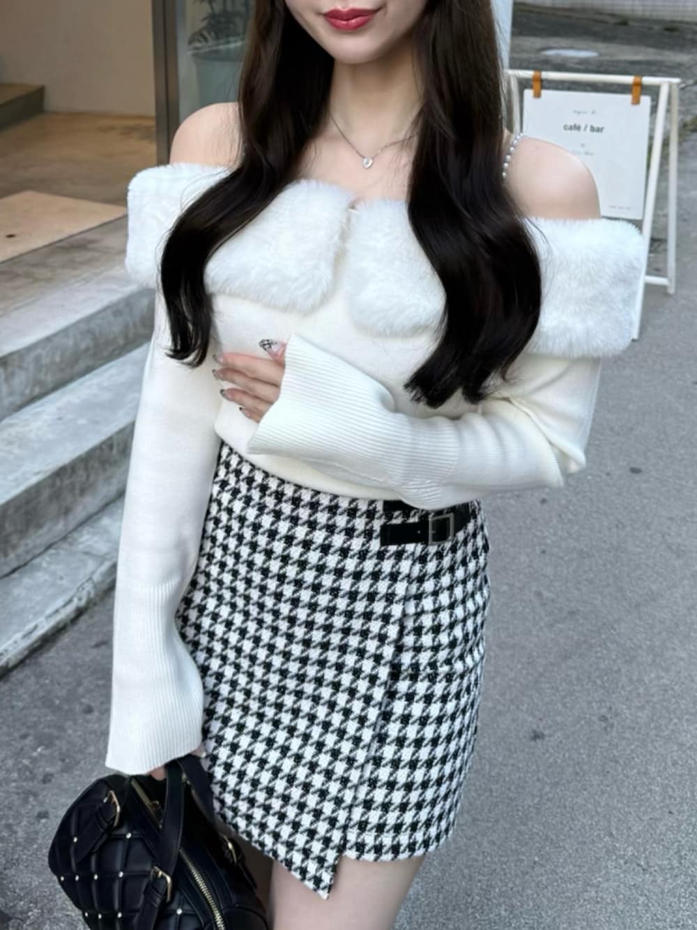 その他のスカート、ホワイト系のニット/セーター、ブラック系のブーツを着用したレディースの秋コーディネートの5枚目の写真