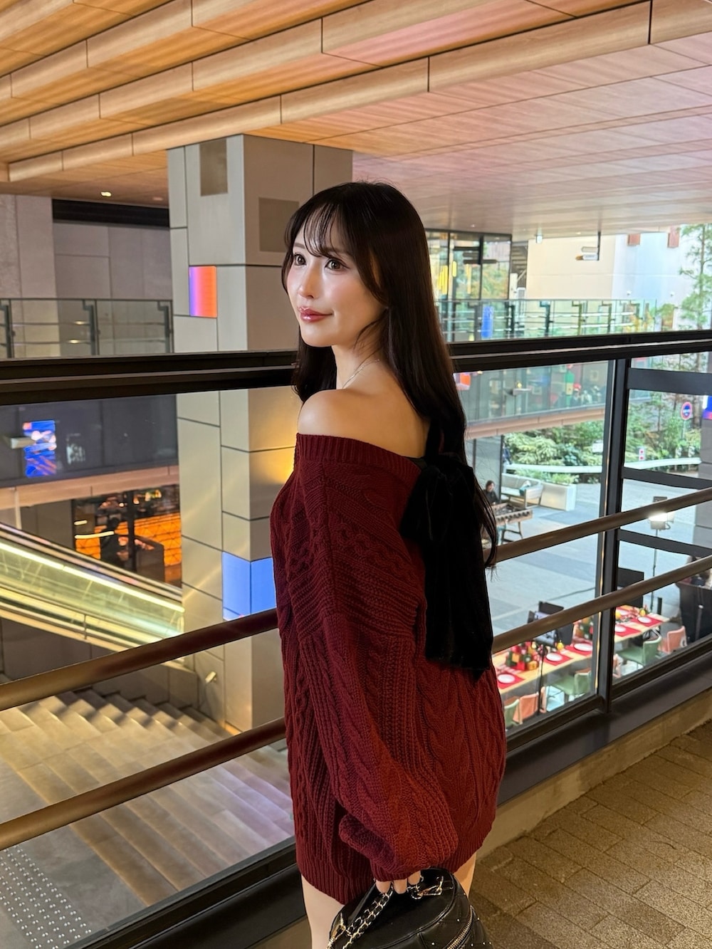 レッド系のニット/セーター、ブラック系のその他パンツ、ブラック系のブーツを着用したレディースの秋コーディネートの4枚目の写真