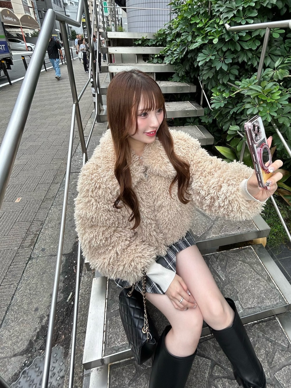 ベージュ系のブルゾン、ブラック系のショルダーバッグ、グレー系のスカートを着用したレディースの秋コーディネートの5枚目の写真