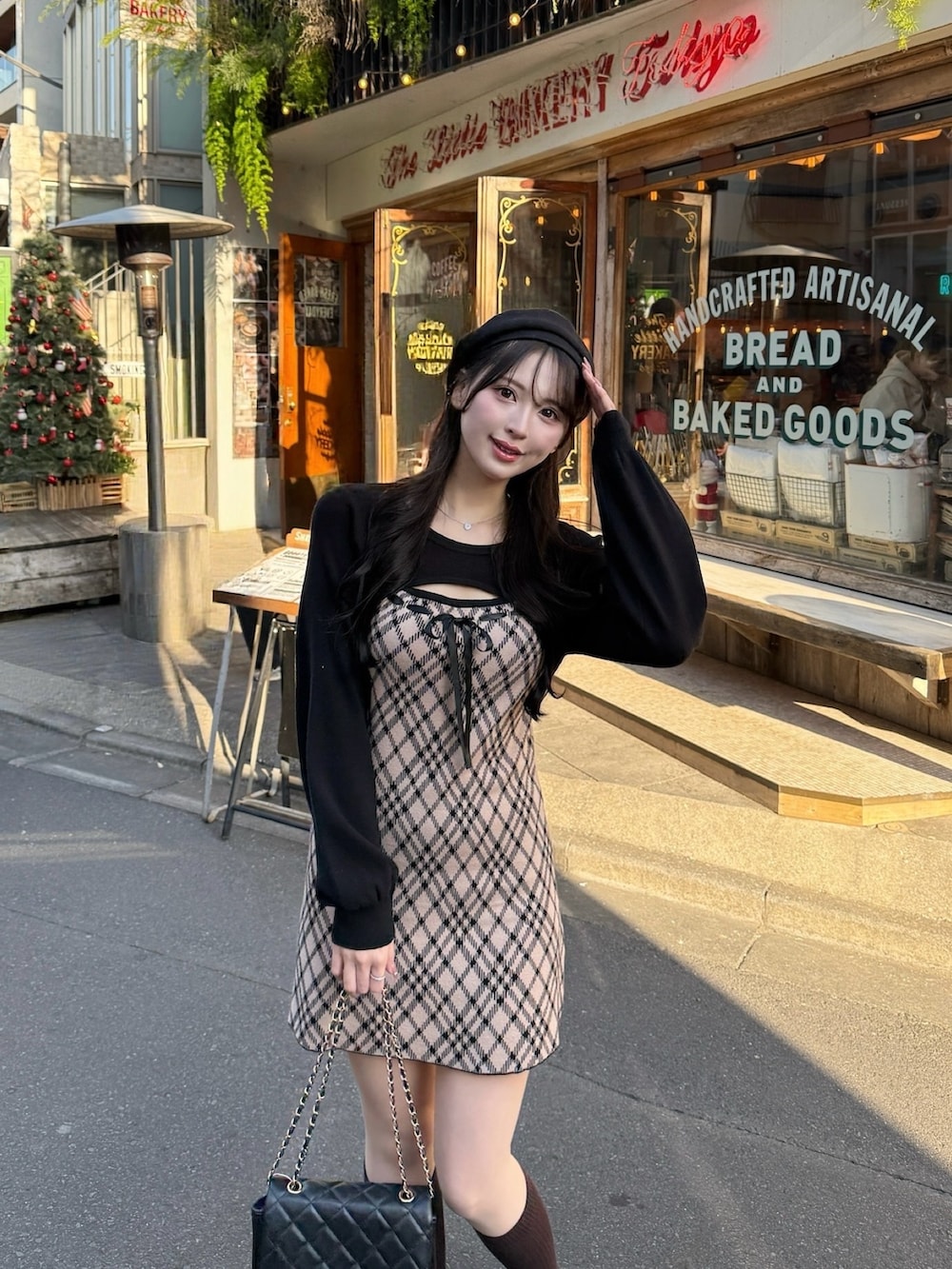 ベージュ系のワンピース、ブラック系のショルダーバッグ、ブラック系のハンチング/ベレー帽を着用したレディースの秋コーディネートの3枚目の写真