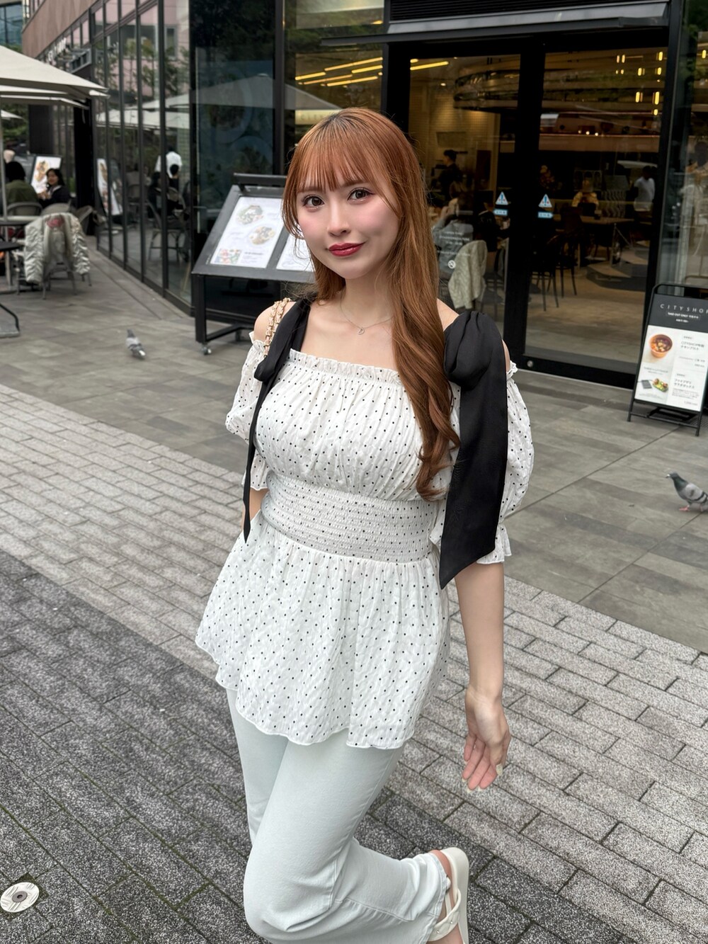 その他のトップス、ブルー系のデニムパンツ、ホワイト系のサンダルを着用したレディースの春コーディネートの3枚目の写真