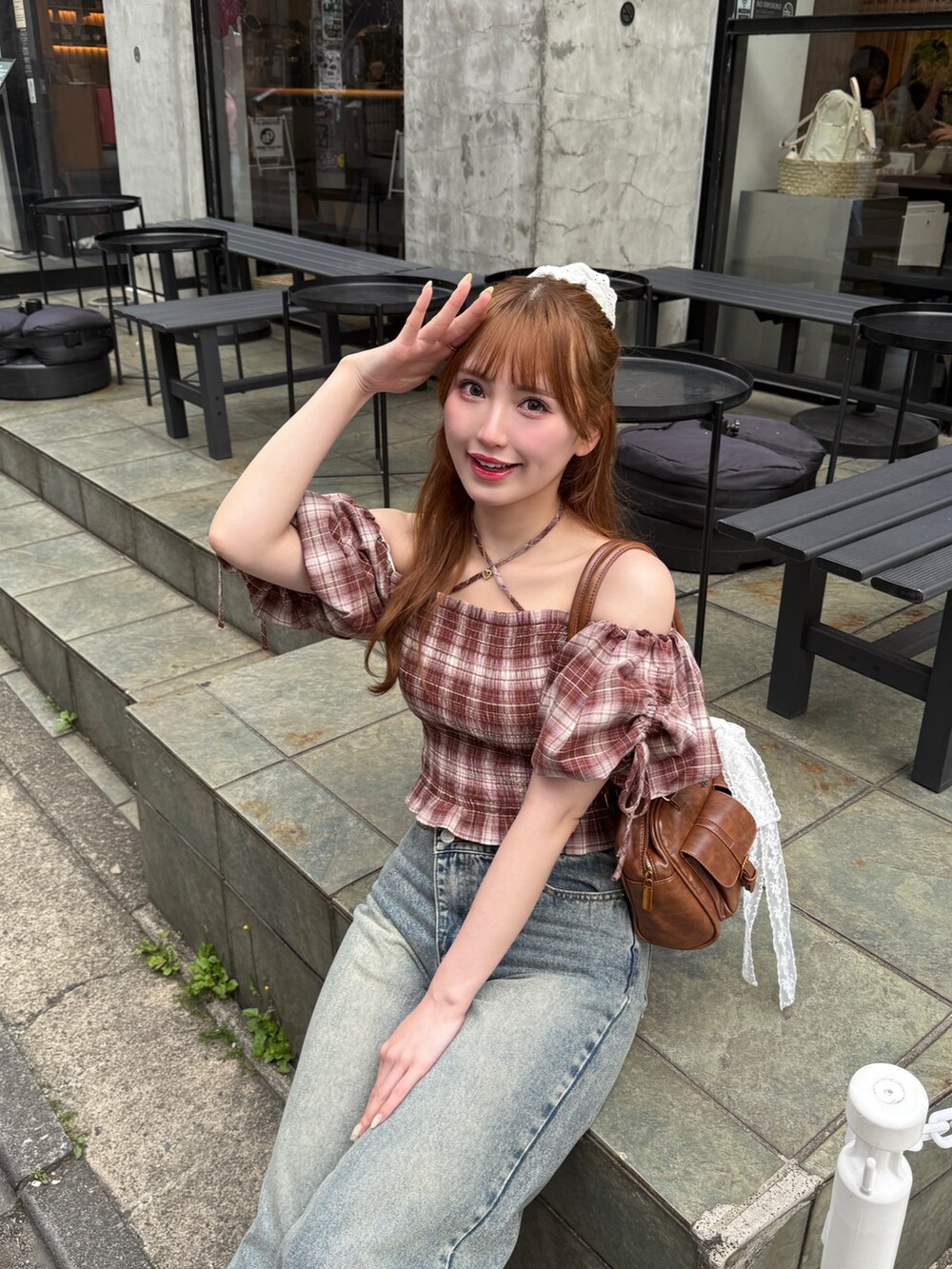 ブルー系のデニムパンツ、ブラウン系のシャツ/ブラウス、ブラック系のパンプスを着用したレディースの春コーディネートの2枚目の写真