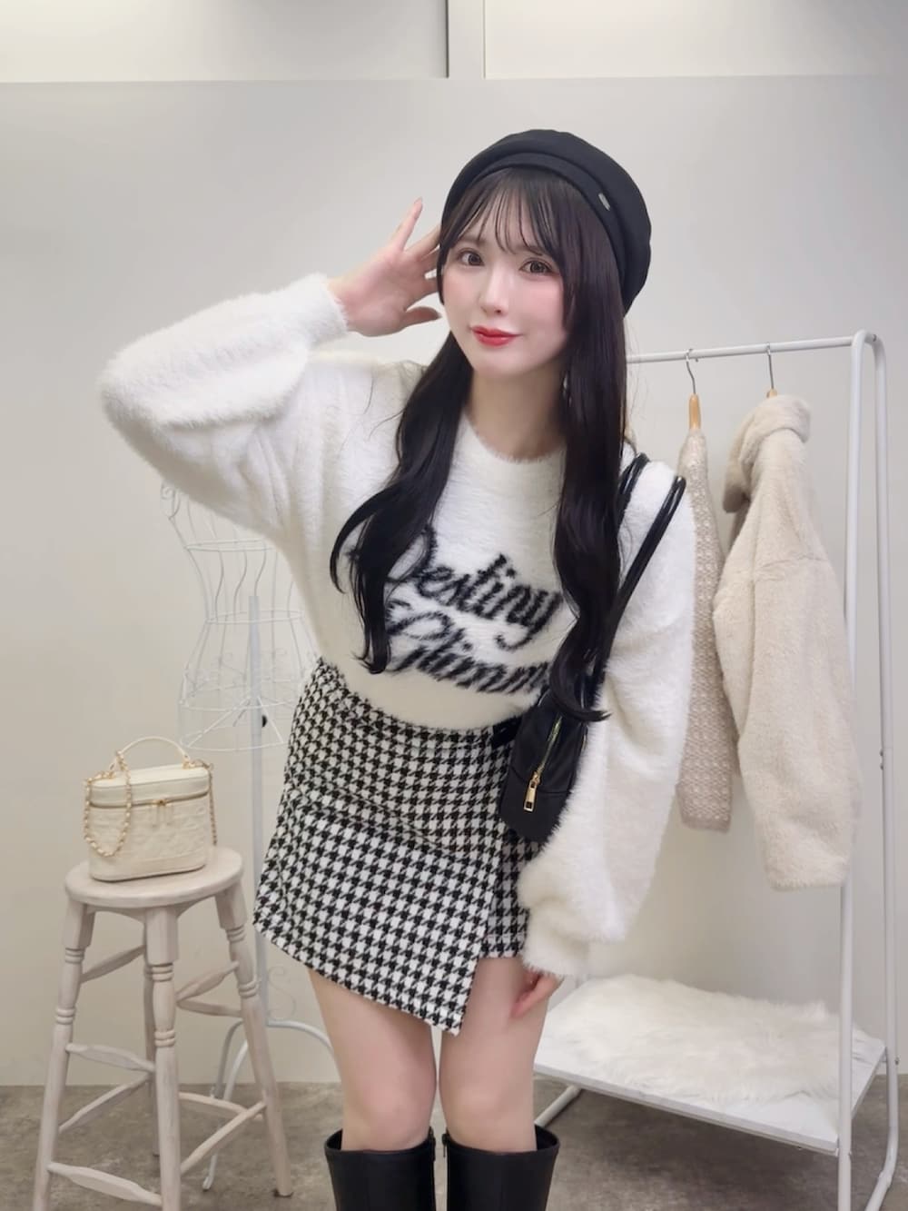 ブラック系のハンドバッグ、その他のスカート、ホワイト系のニット/セーターを着用したレディースの秋コーディネートの3枚目の写真