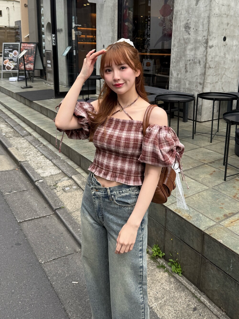 ブルー系のデニムパンツ、ブラウン系のシャツ/ブラウス、ブラック系のパンプスを着用したレディースの春コーディネートの3枚目の写真