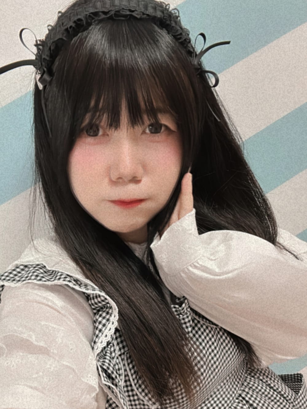 ブラック系のシューズ、グレー系のワンピース/ドレス、ホワイト系のシャツ/ブラウスを着用したレディースの秋コーディネートの2枚目の写真