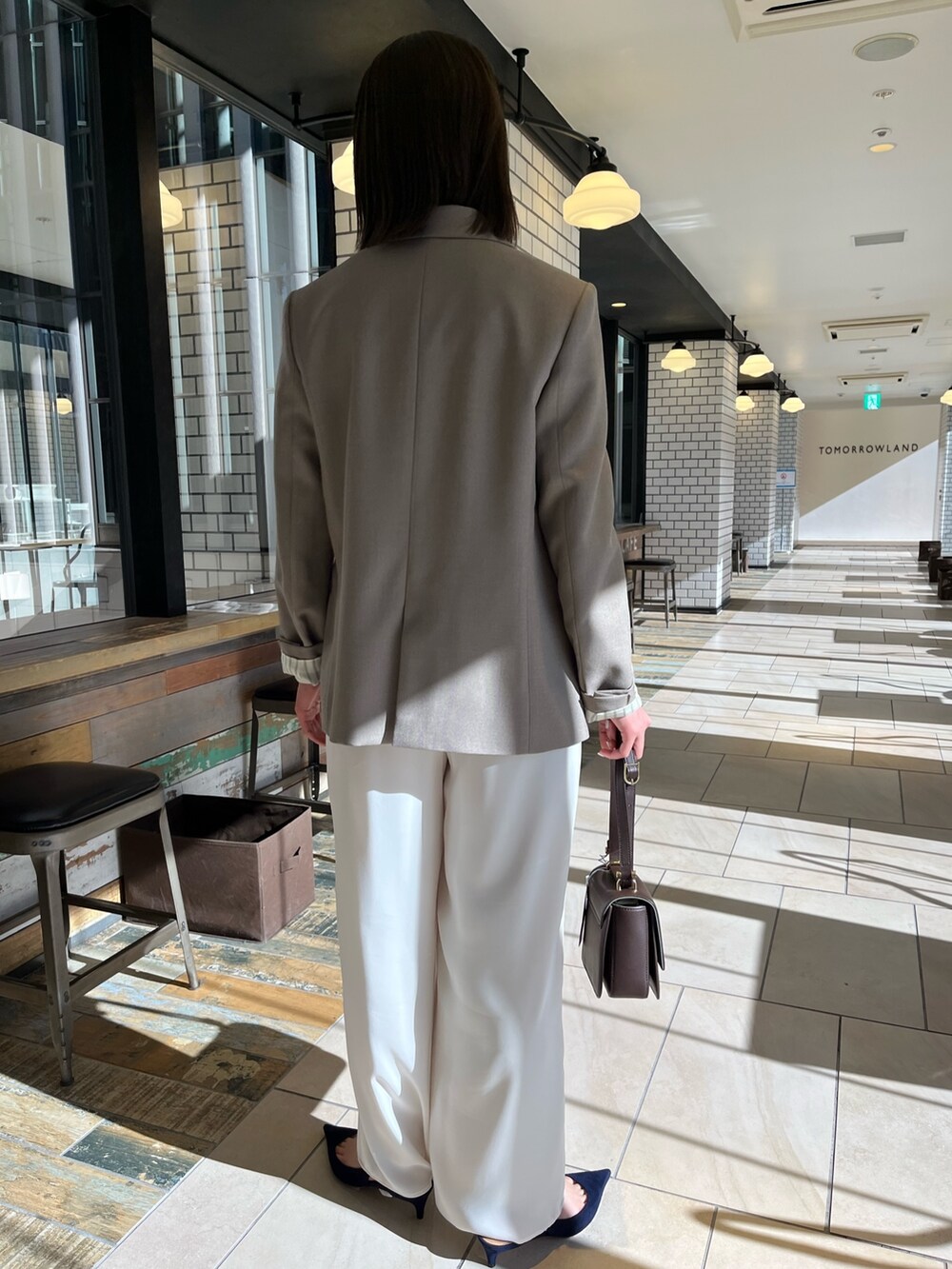 グリーン系のテーラードジャケット、ホワイト系のその他パンツを着用したレディースの冬コーディネートの6枚目の写真