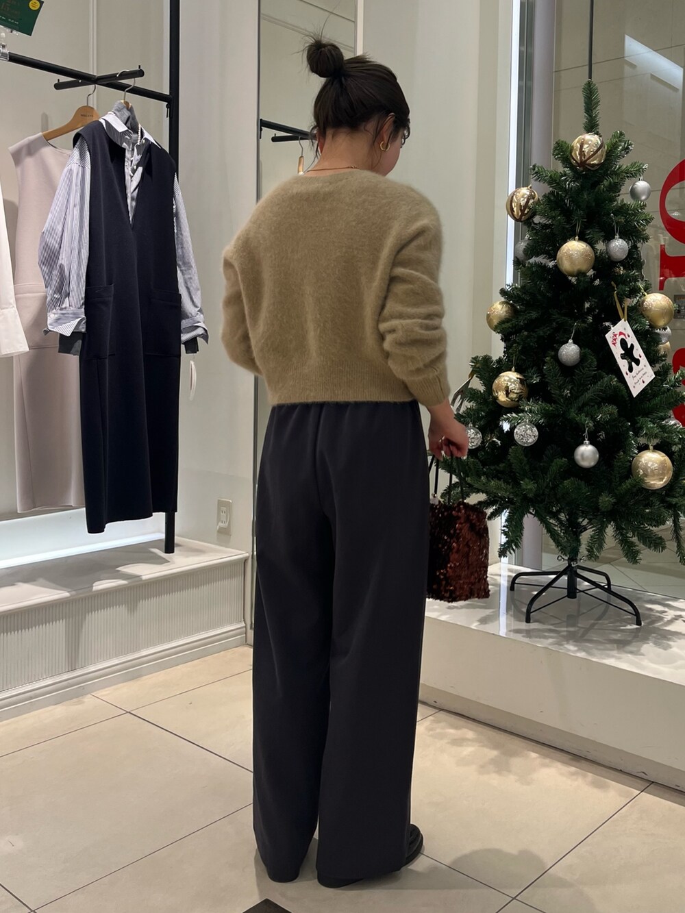 イエロー系のカーディガン/ボレロ、グレー系のその他パンツを着用したレディースの冬コーディネートの6枚目の写真