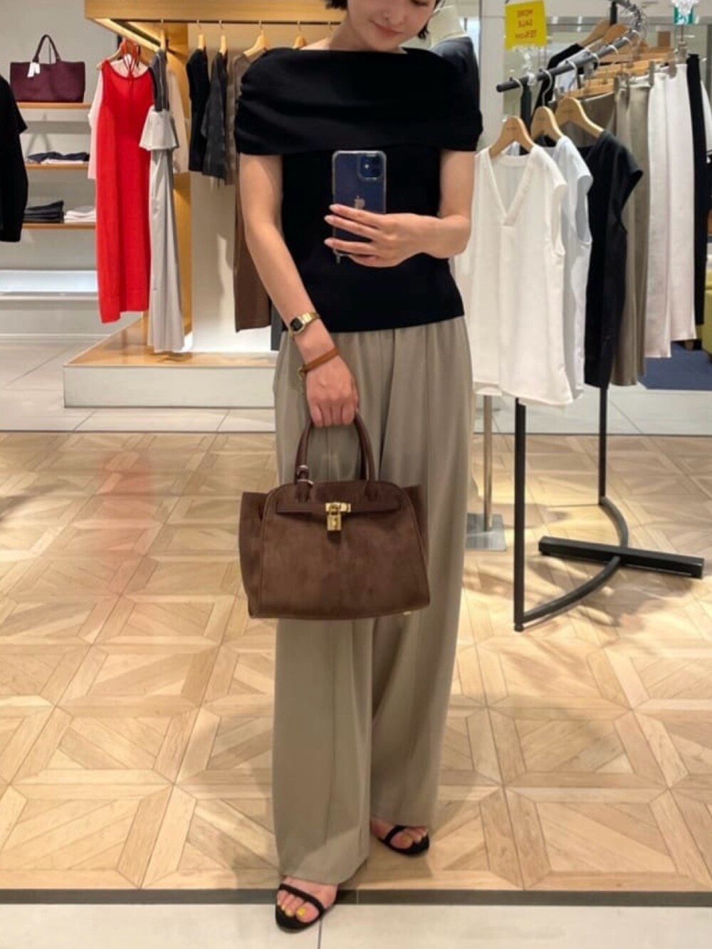 ブラック系のニット/セーター、ベージュ系のその他パンツを着用したレディースの秋コーディネートの4枚目の写真