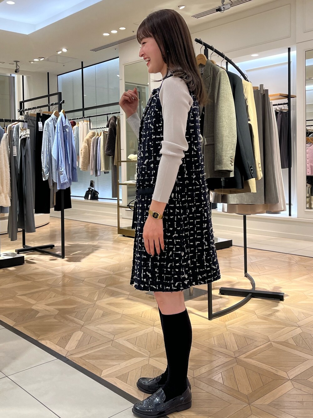 ブルー系のワンピース、ベージュ系のニット/セーターを着用したレディースの冬コーディネートの6枚目の写真