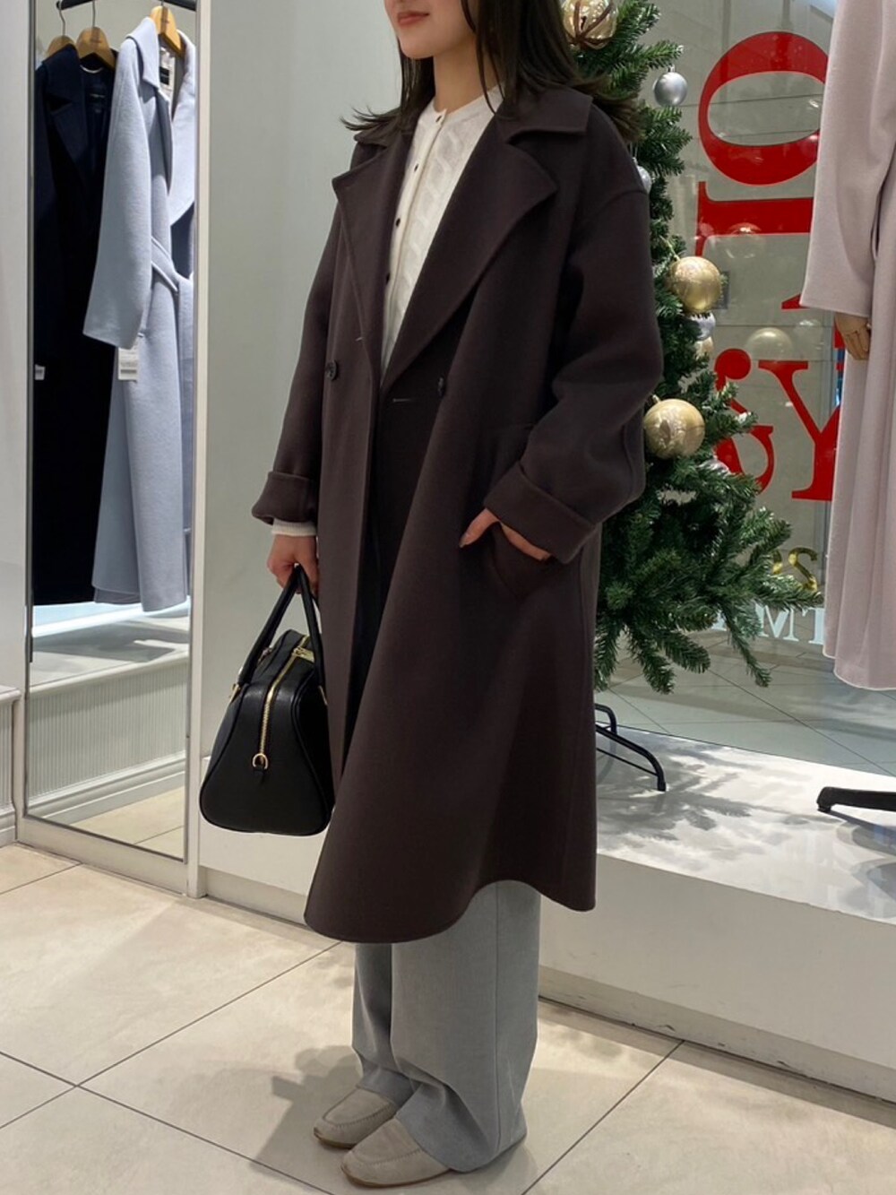 ブラウン系のその他アウター、グレー系のその他パンツを着用したレディースの秋コーディネートの4枚目の写真