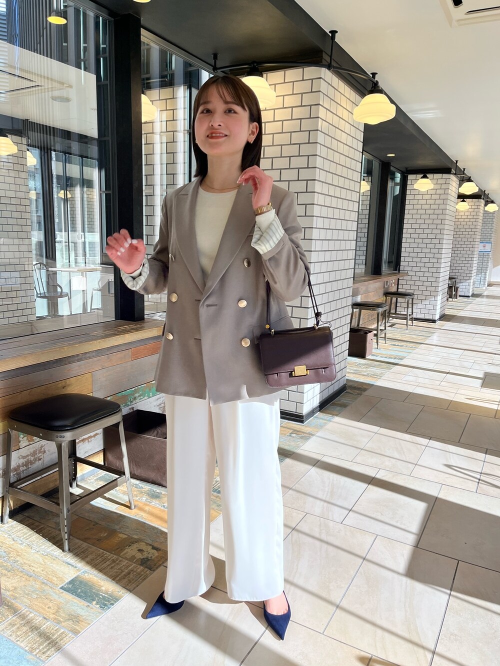 グリーン系のテーラードジャケット、ホワイト系のその他パンツを着用したレディースの冬コーディネートの2枚目の写真