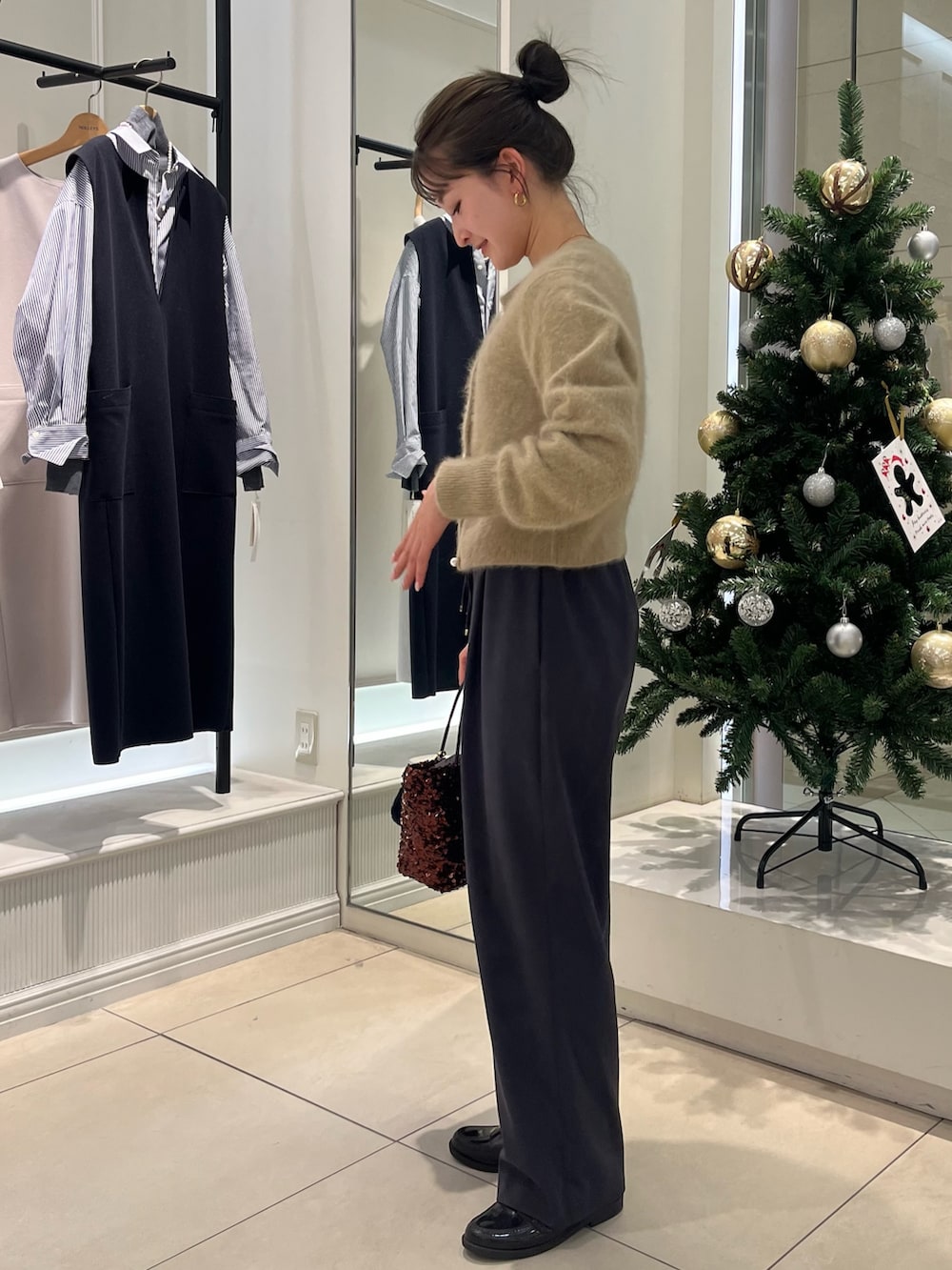 イエロー系のカーディガン/ボレロ、グレー系のその他パンツを着用したレディースの冬コーディネートの5枚目の写真