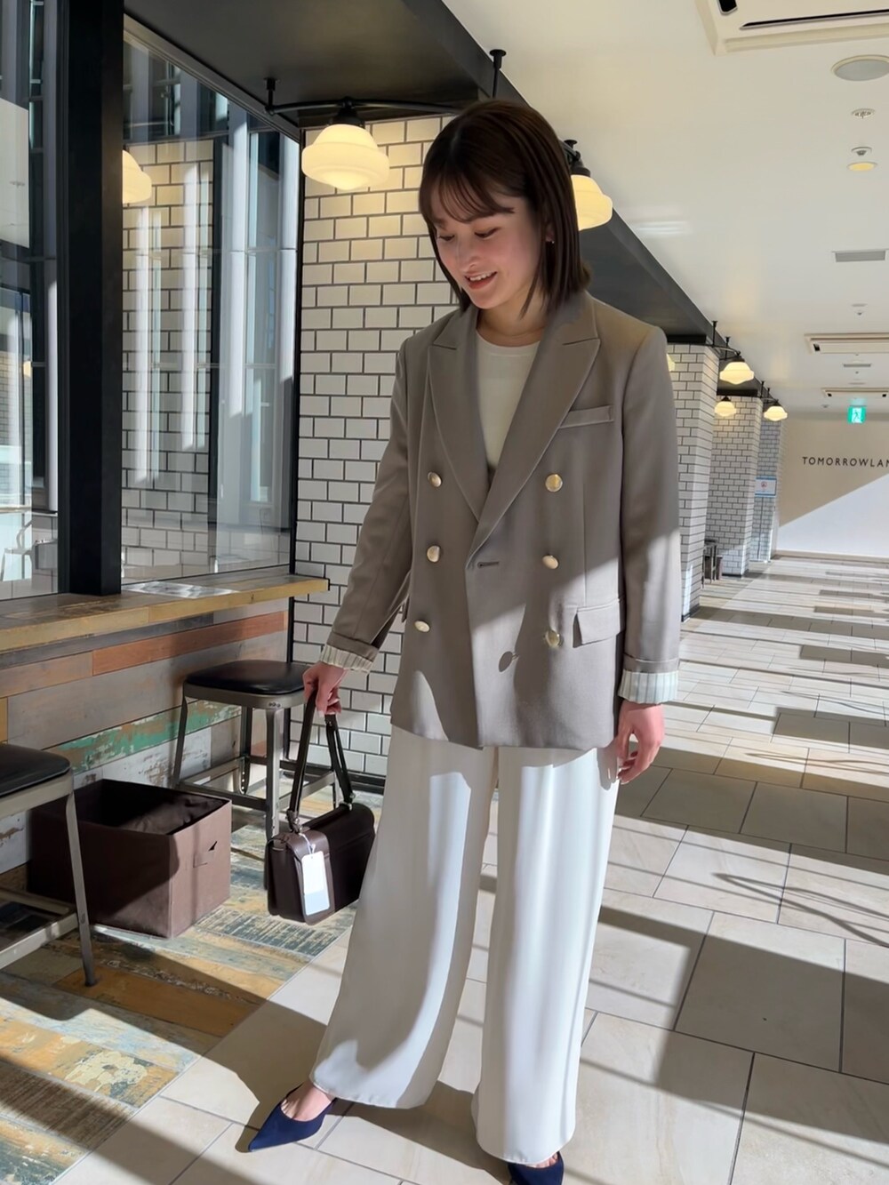 グリーン系のテーラードジャケット、ホワイト系のその他パンツを着用したレディースの冬コーディネートの5枚目の写真