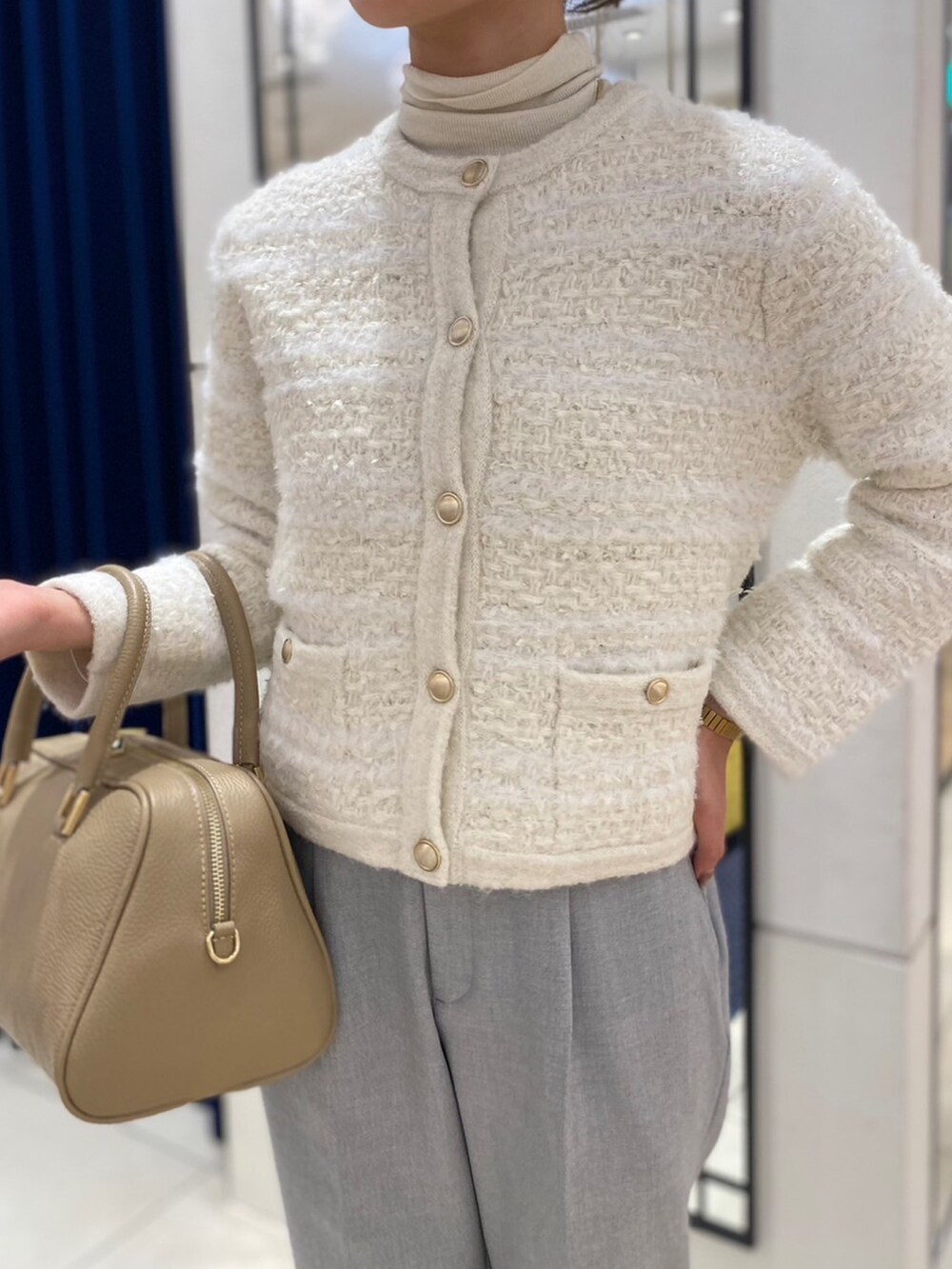 ホワイト系のカーディガン/ボレロ、グレー系のその他パンツを着用したレディースの冬コーディネートの3枚目の写真