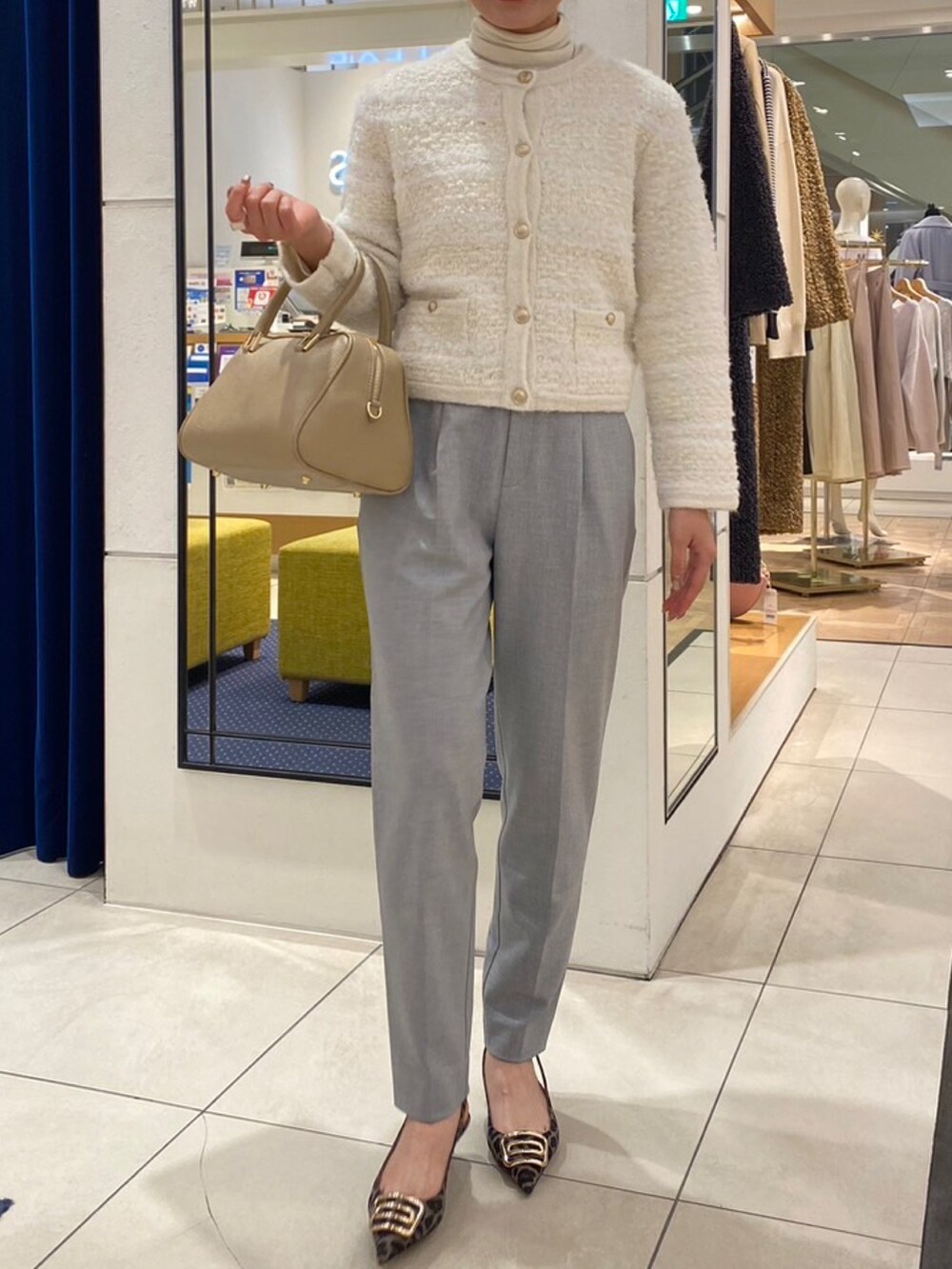 ホワイト系のカーディガン/ボレロ、グレー系のその他パンツを着用したレディースの冬コーディネートの2枚目の写真