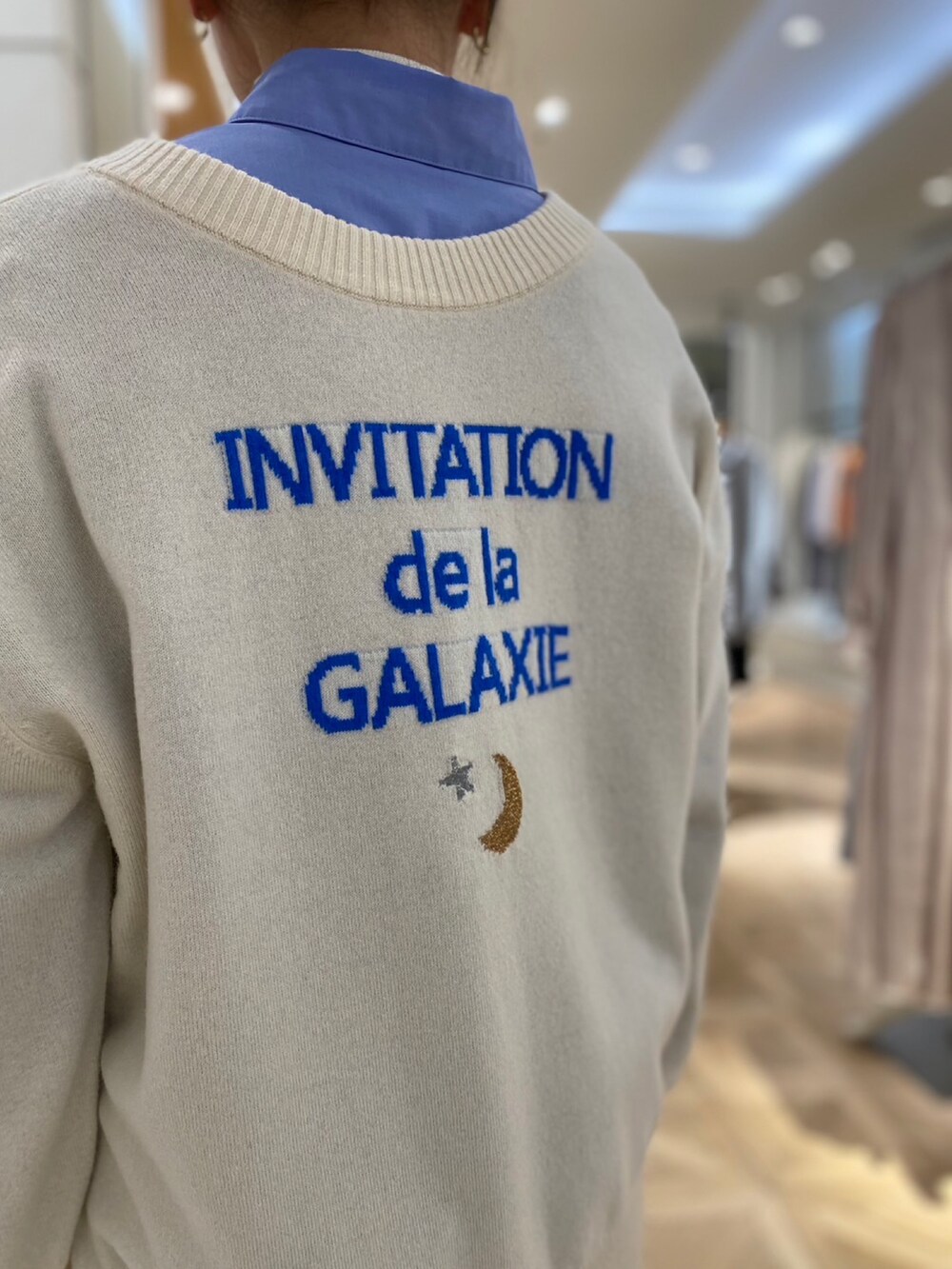 ホワイト系のカーディガン/ボレロを着用したレディースの冬コーディネートの5枚目の写真