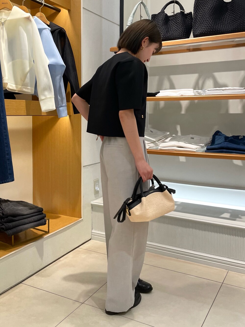 ブラック系のノーカラージャケット、グレー系のその他パンツを着用したレディースの春コーディネートの3枚目の写真