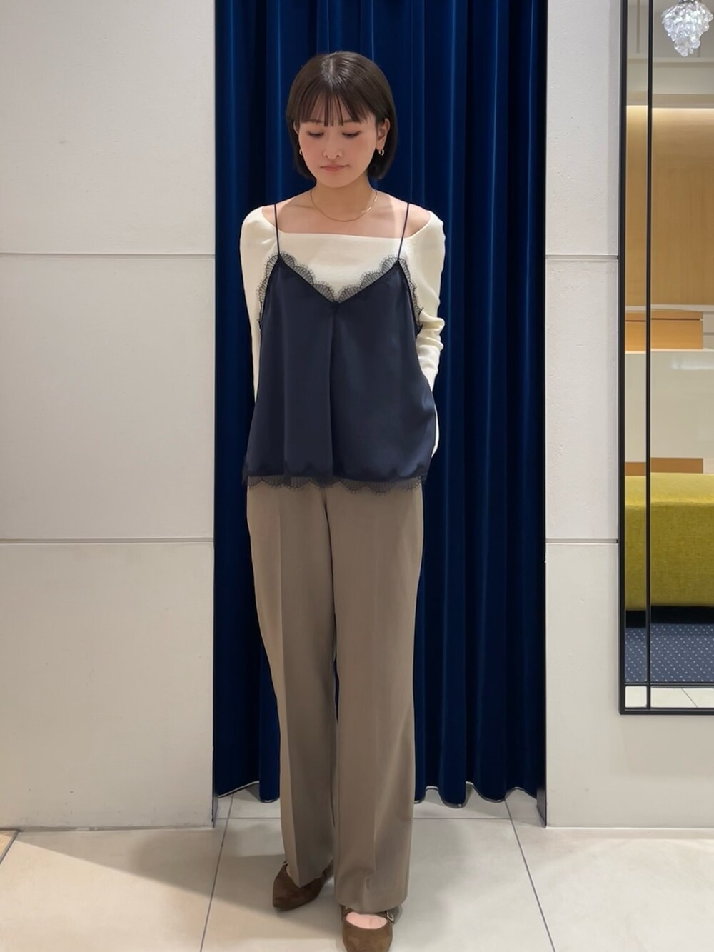 ブルー系のキャミソール、ホワイト系のニット/セーター、グリーン系のその他パンツを着用したレディースの秋コーディネートの3枚目の写真