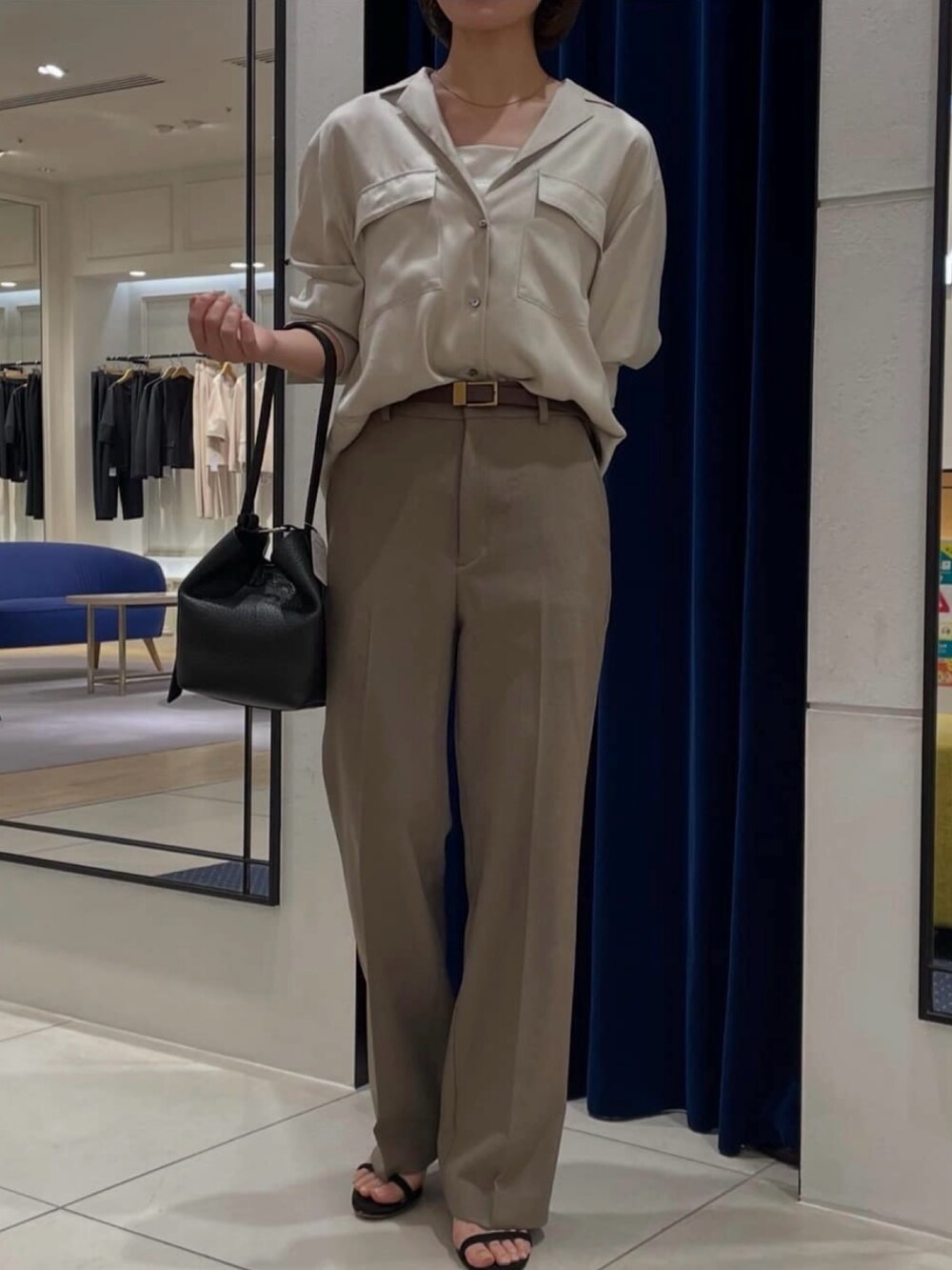 ベージュ系のシャツ/ブラウス、グリーン系のその他パンツを着用したレディースの秋コーディネートの4枚目の写真